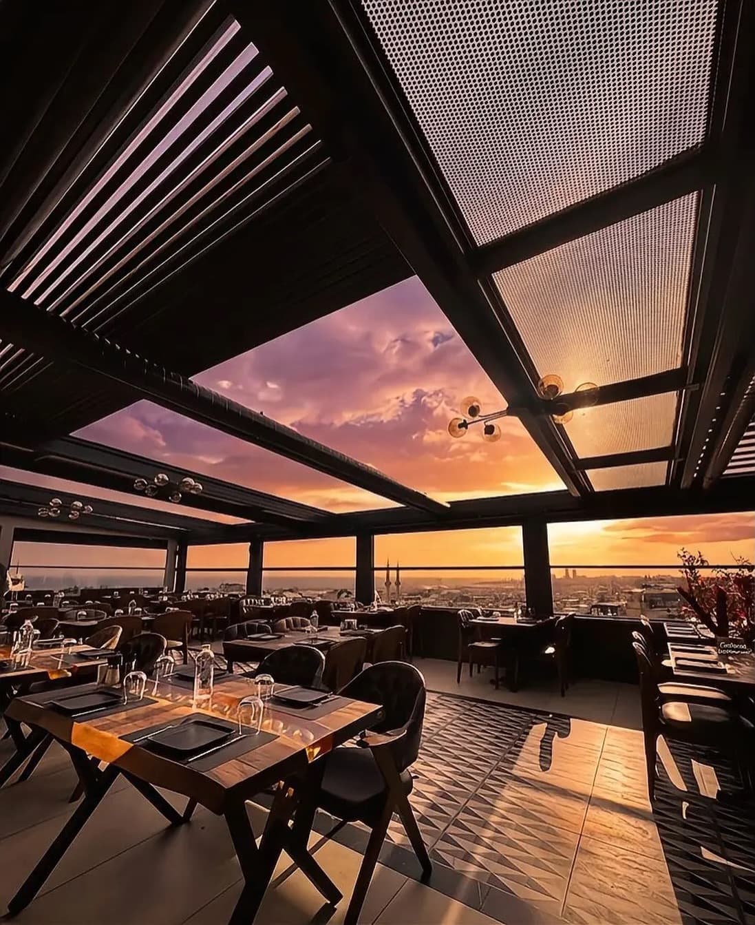 Lotiz Lounge & Hookah in Laleli, Istanbul