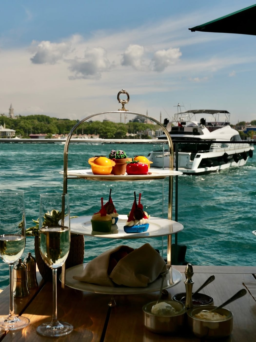 Abelia x Diego Guerrero restoranının özenli iç mekânı ve atmosferi