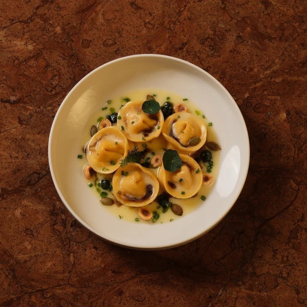 The dining atmosphere at Aheste