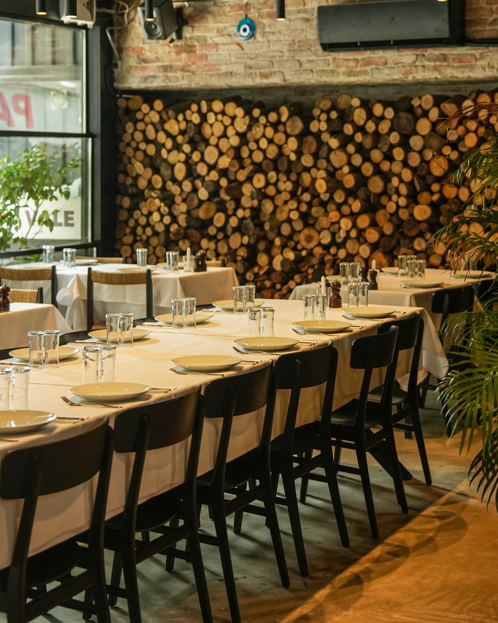 Ahmet Ustam Ocakbaşı restoranının iç mekânı ve atmosferi