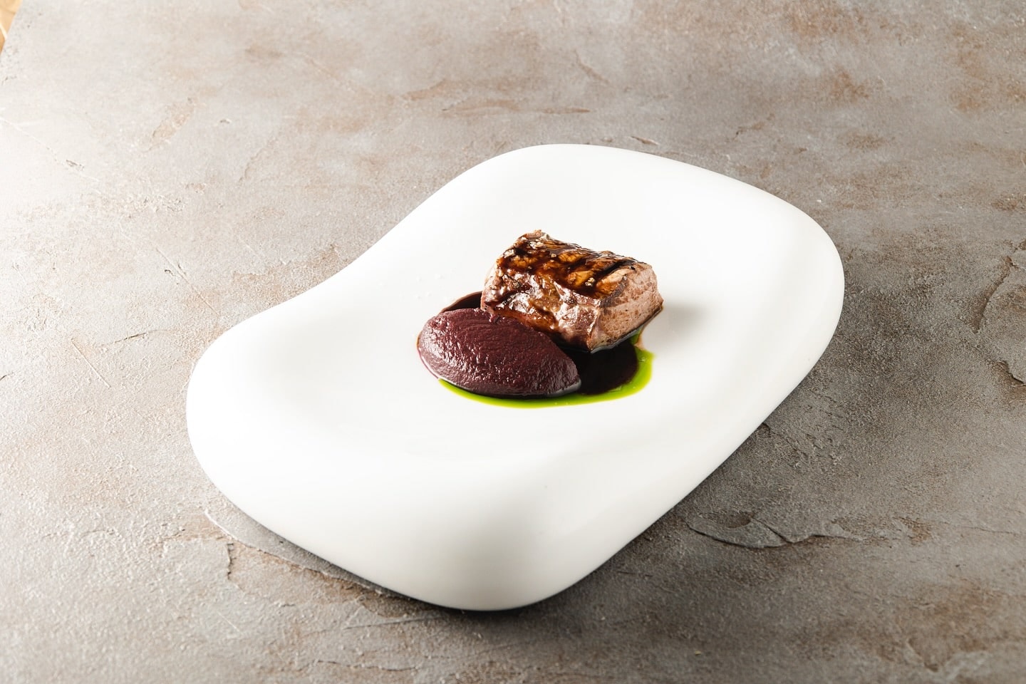 Aila İstanbul: a hot plate ready for service