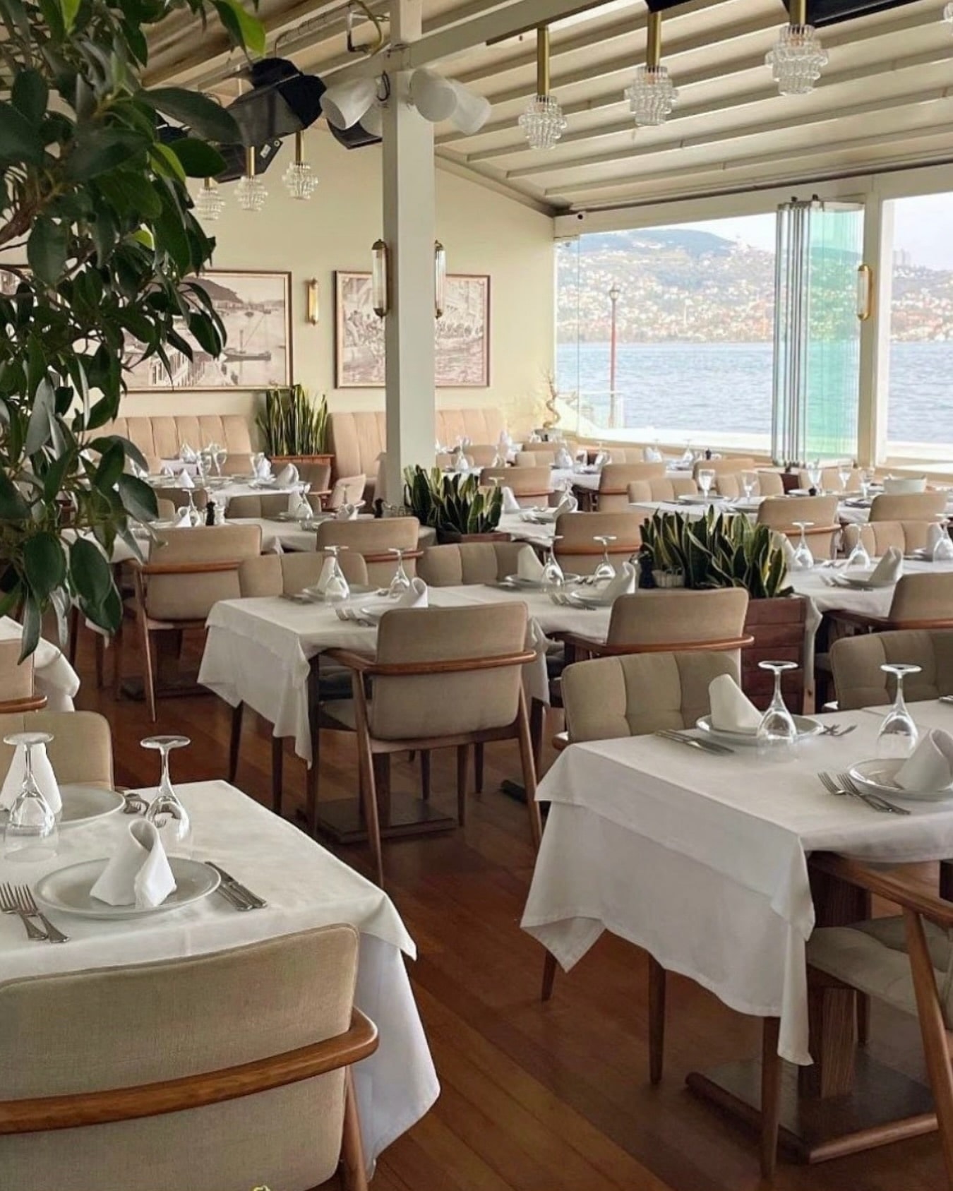 Arnavutköy Balıkçısı: the daylight-filled dining room