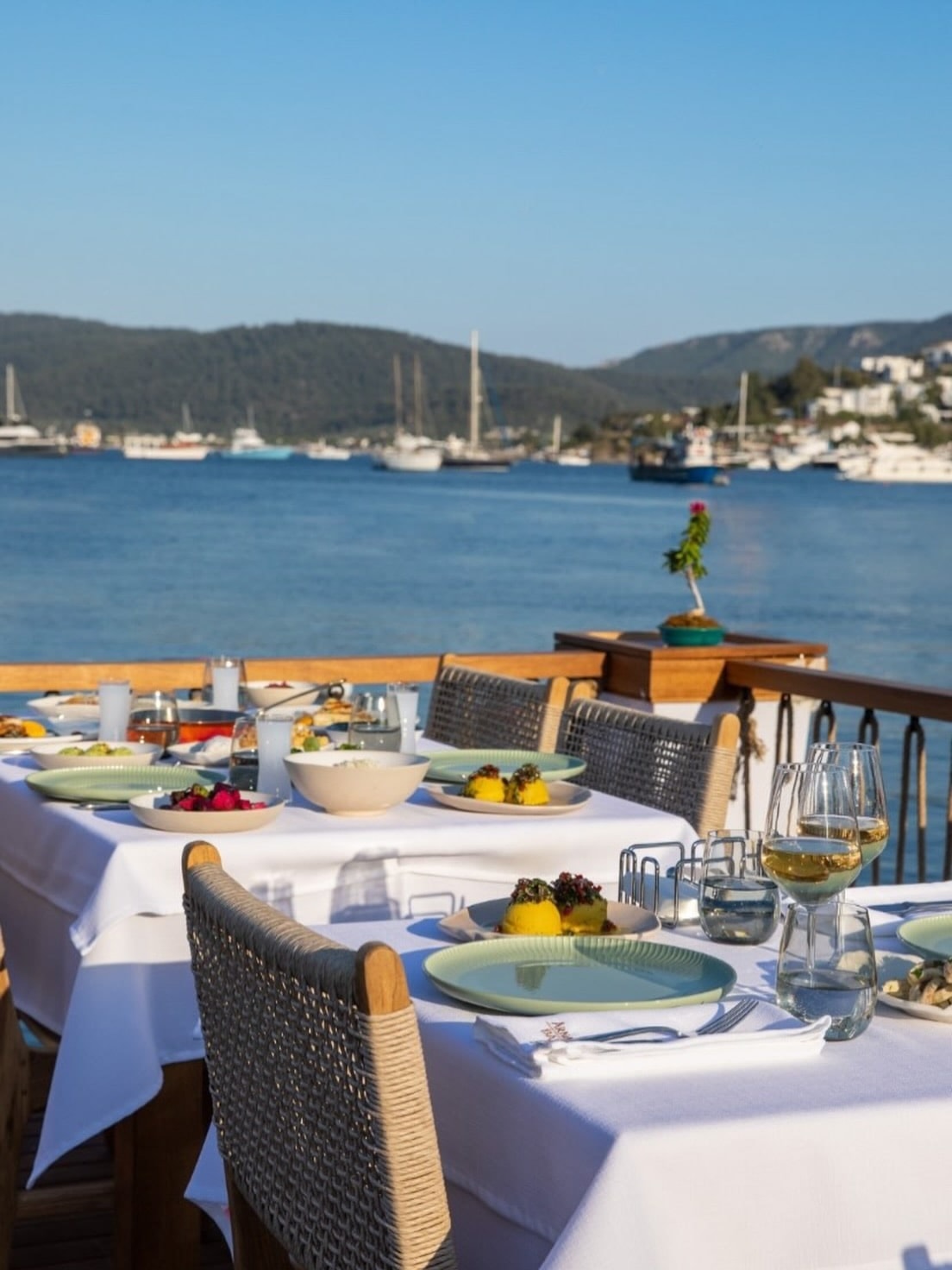 Arnavutköy Balıkçısı: tables prepared for service