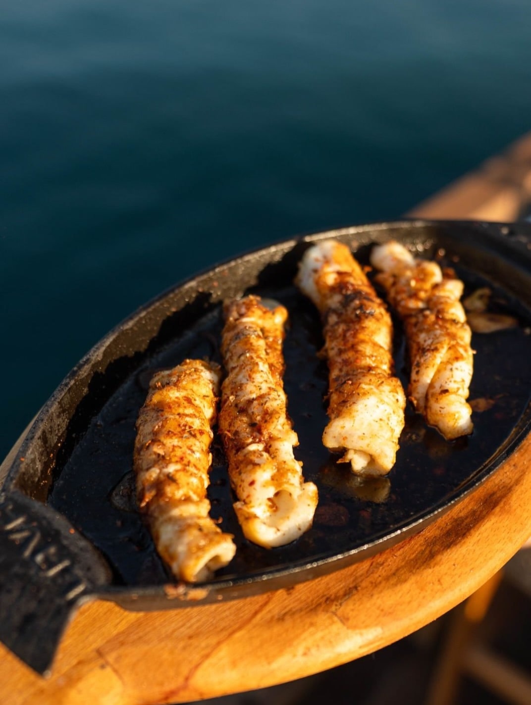 Arnavutköy Balıkçısı: a plate ready for service
