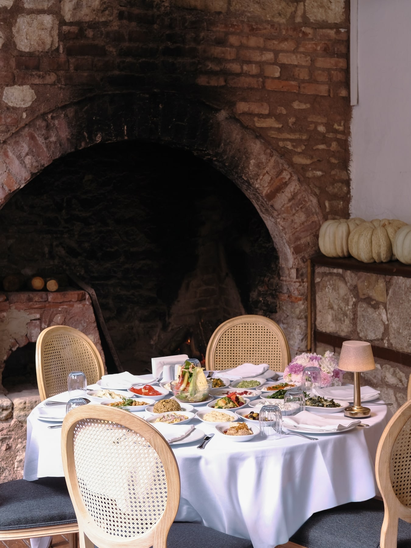 Balıkçı Sabahattin: the daylight-filled dining room