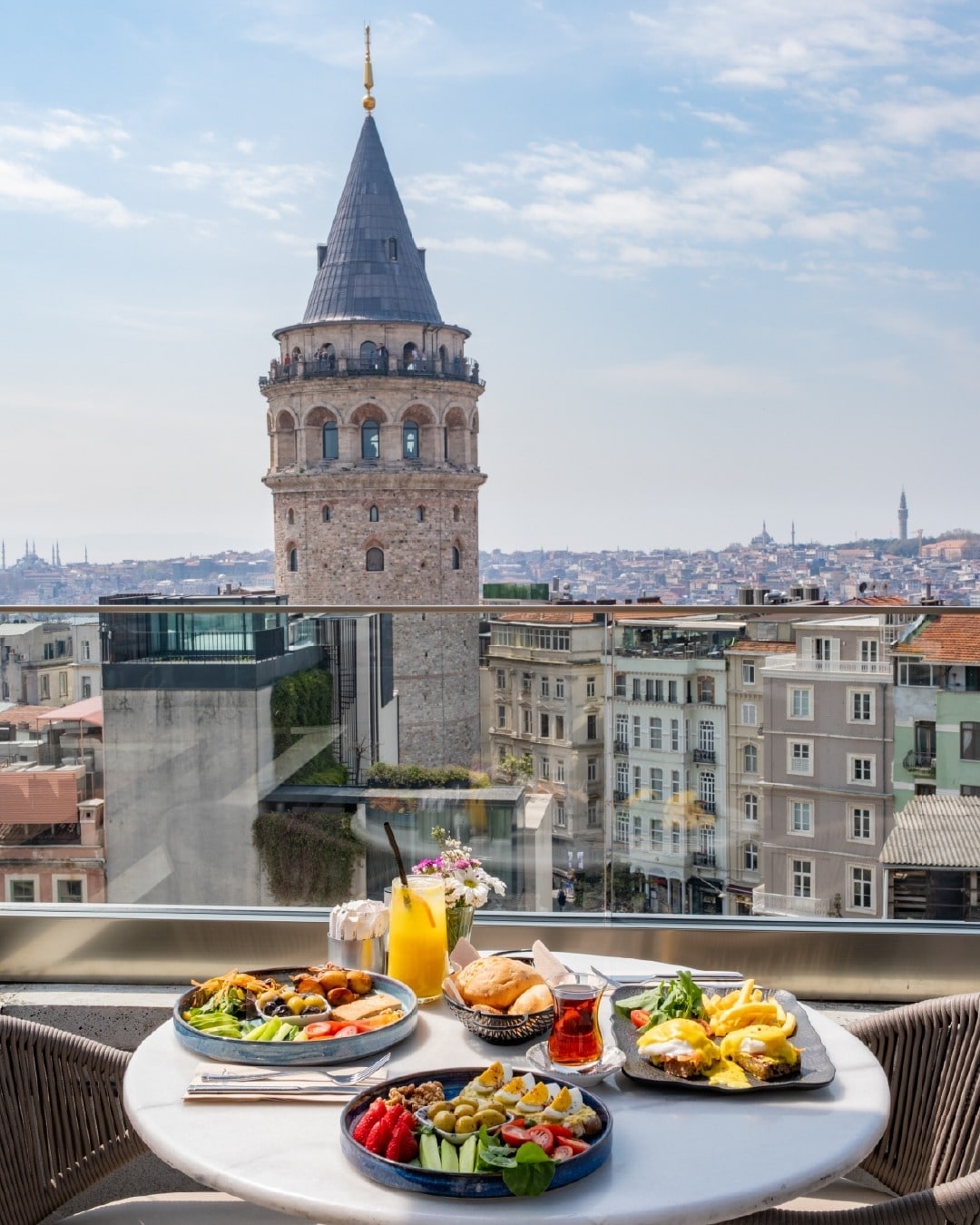 Food and atmosphere at Barnathan Galata