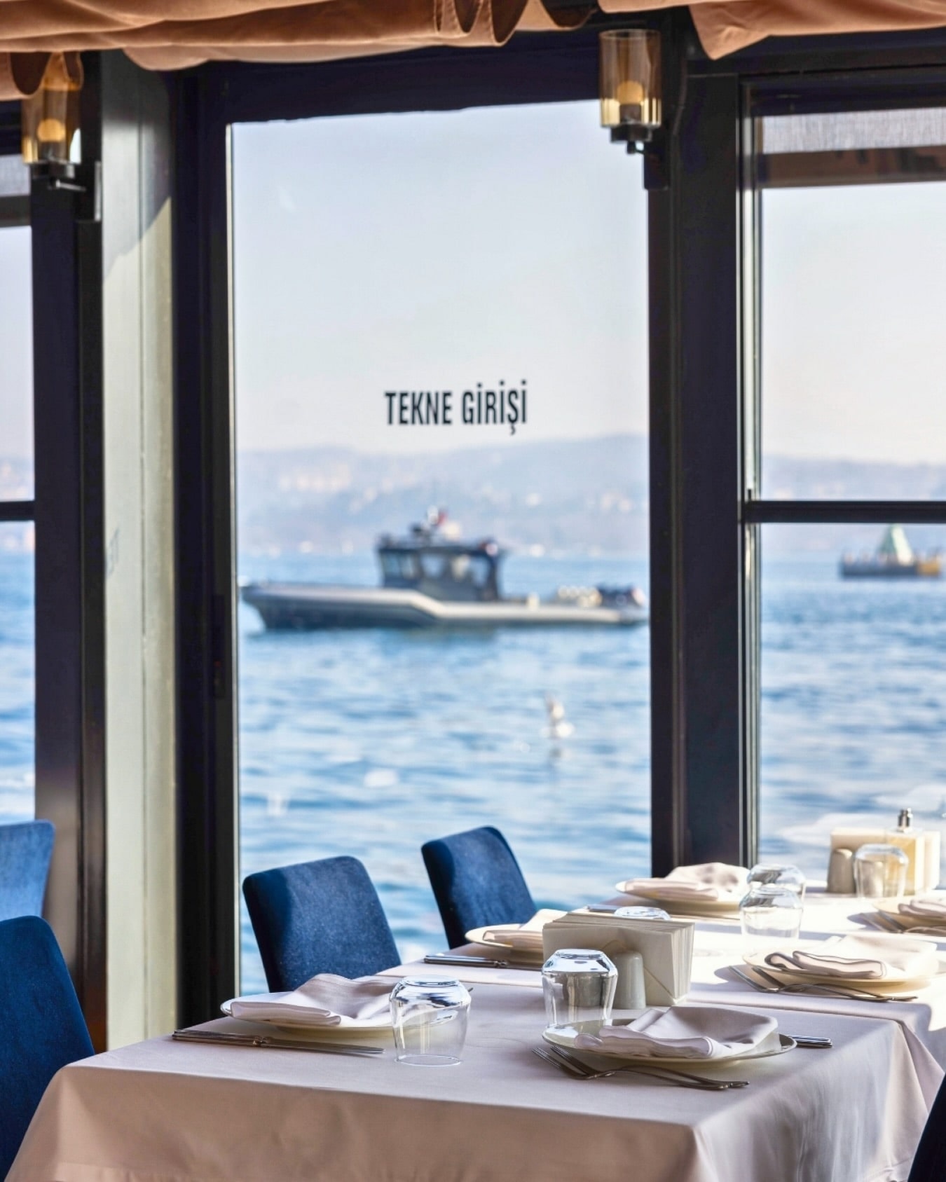 Bebek Balıkçı: hazırlanmış servis masaları