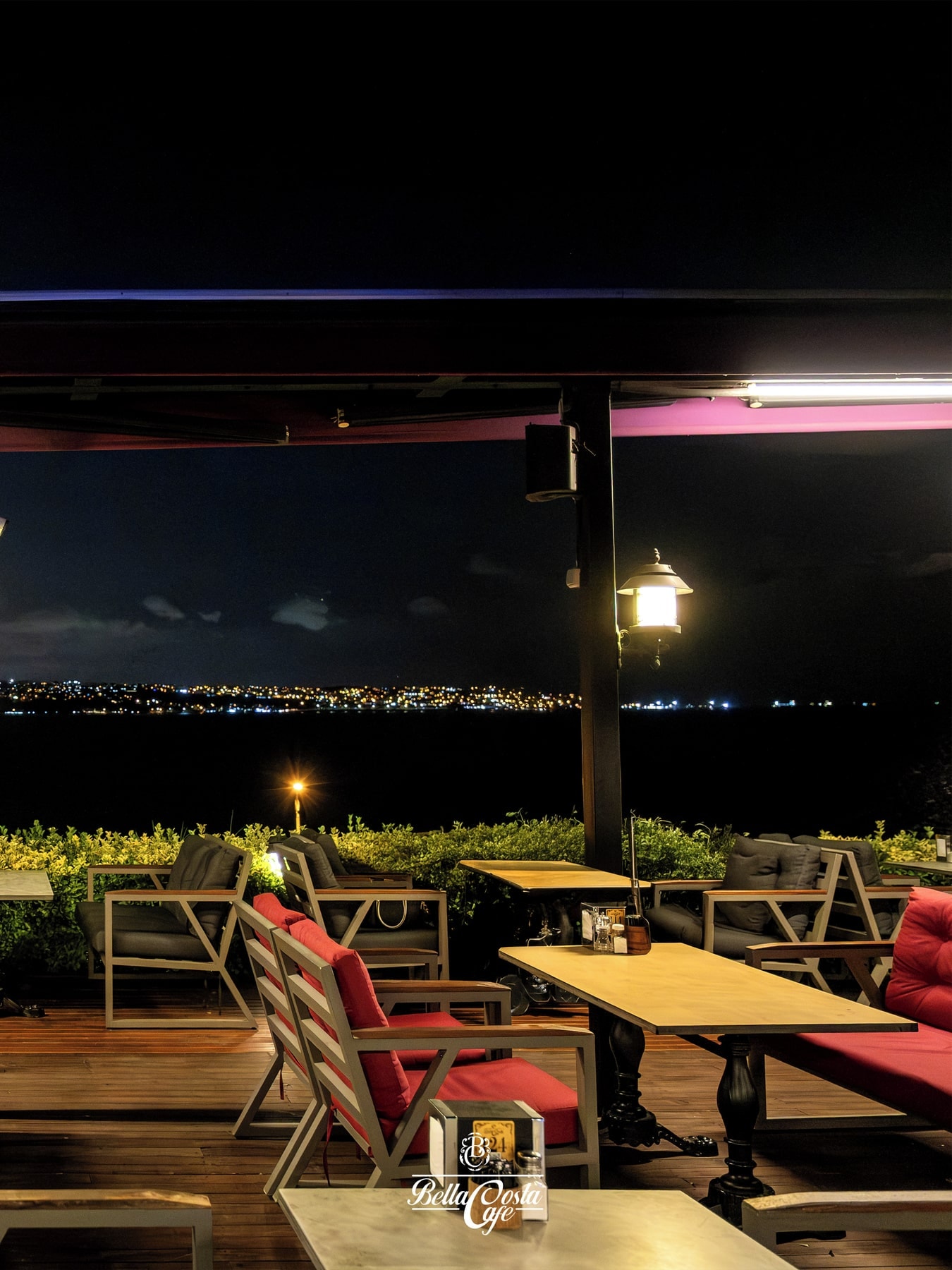 Bella Costa Cafe: hazırlanmış servis masaları