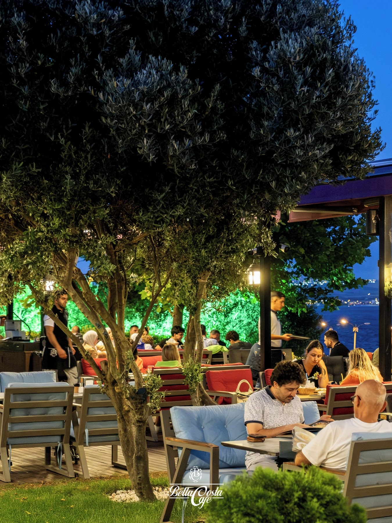 Bella Costa Cafe: açık hava yemek alanı