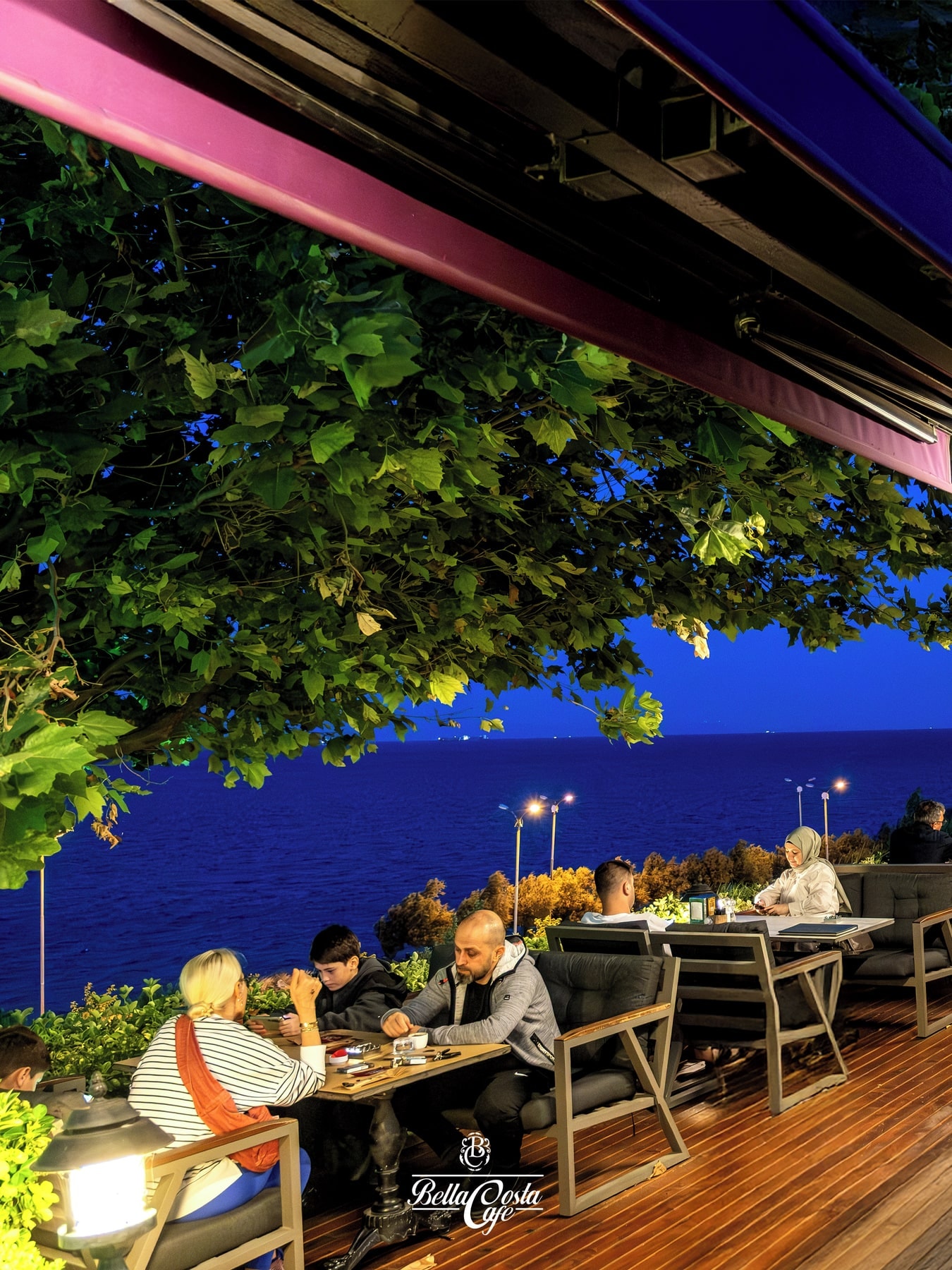 Bella Costa Cafe: su kenarındaki atmosfer