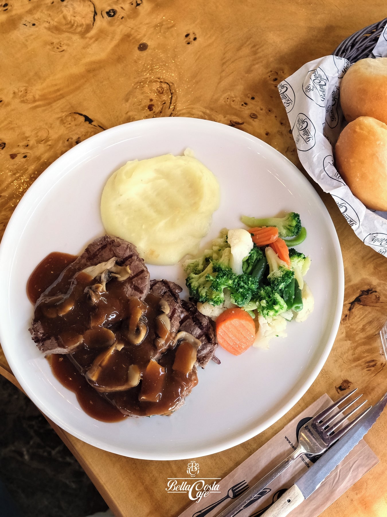 Bella Costa Cafe: servise hazır sıcak tabak