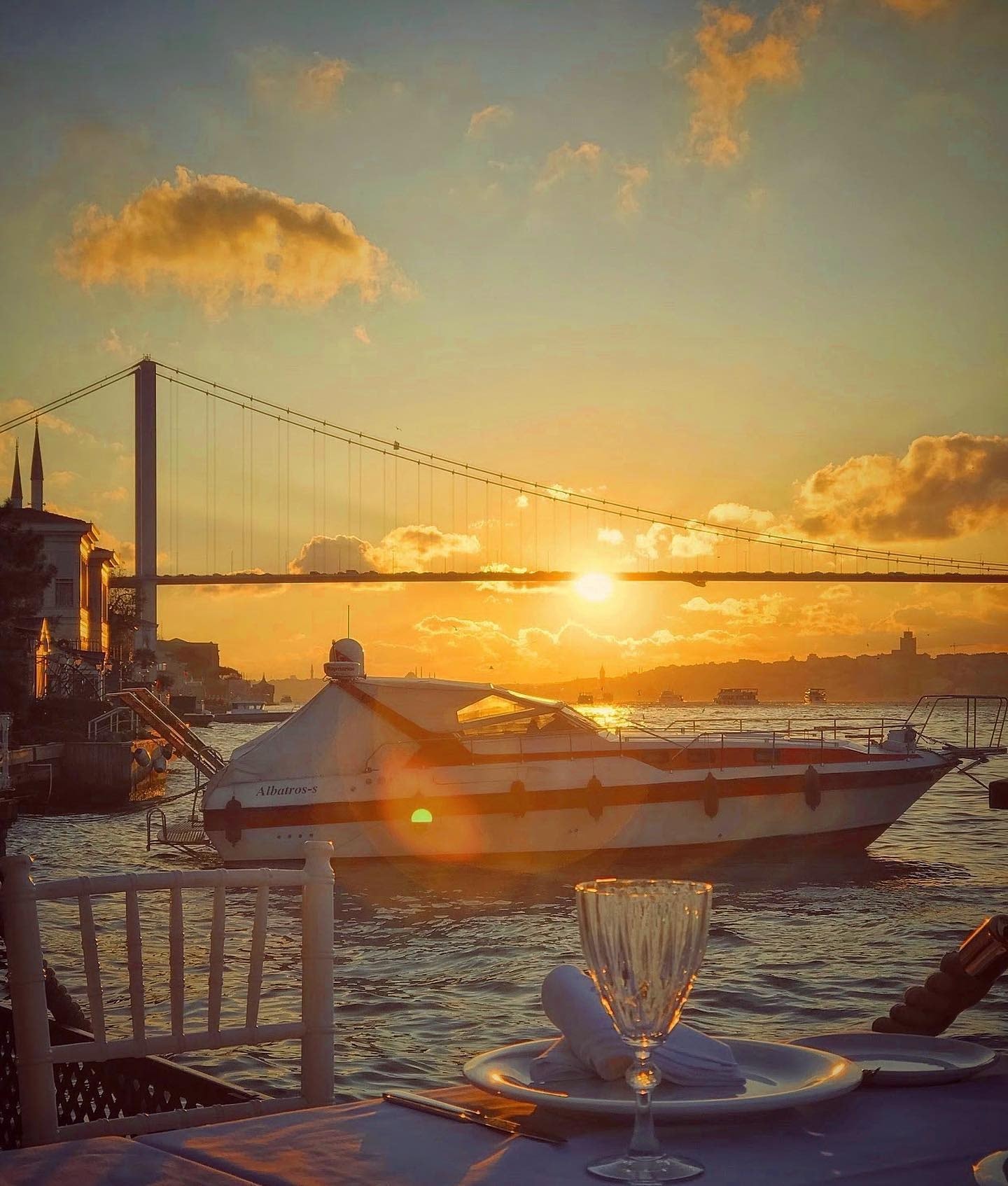 Beylerbeyi Doğa Balık: the dining room and table setting