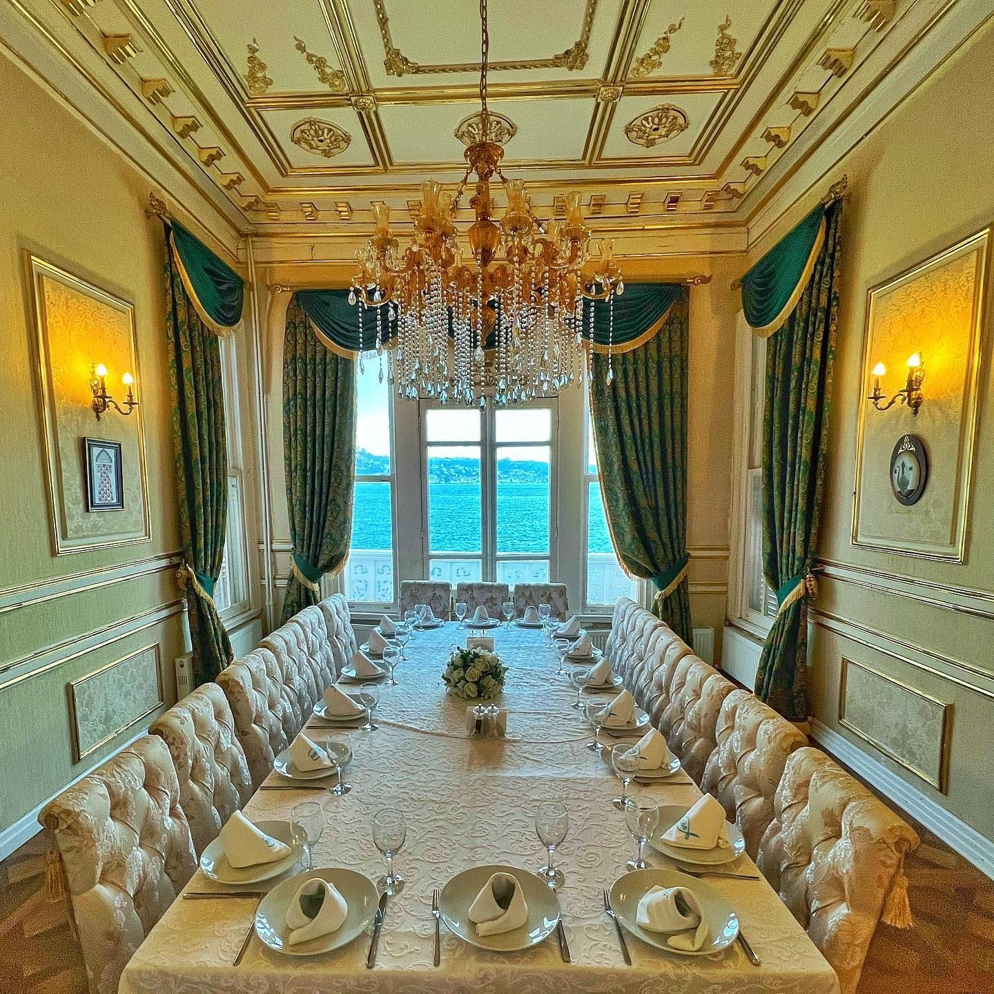 Beylerbeyi Doğa Balık: the daylight-filled dining room