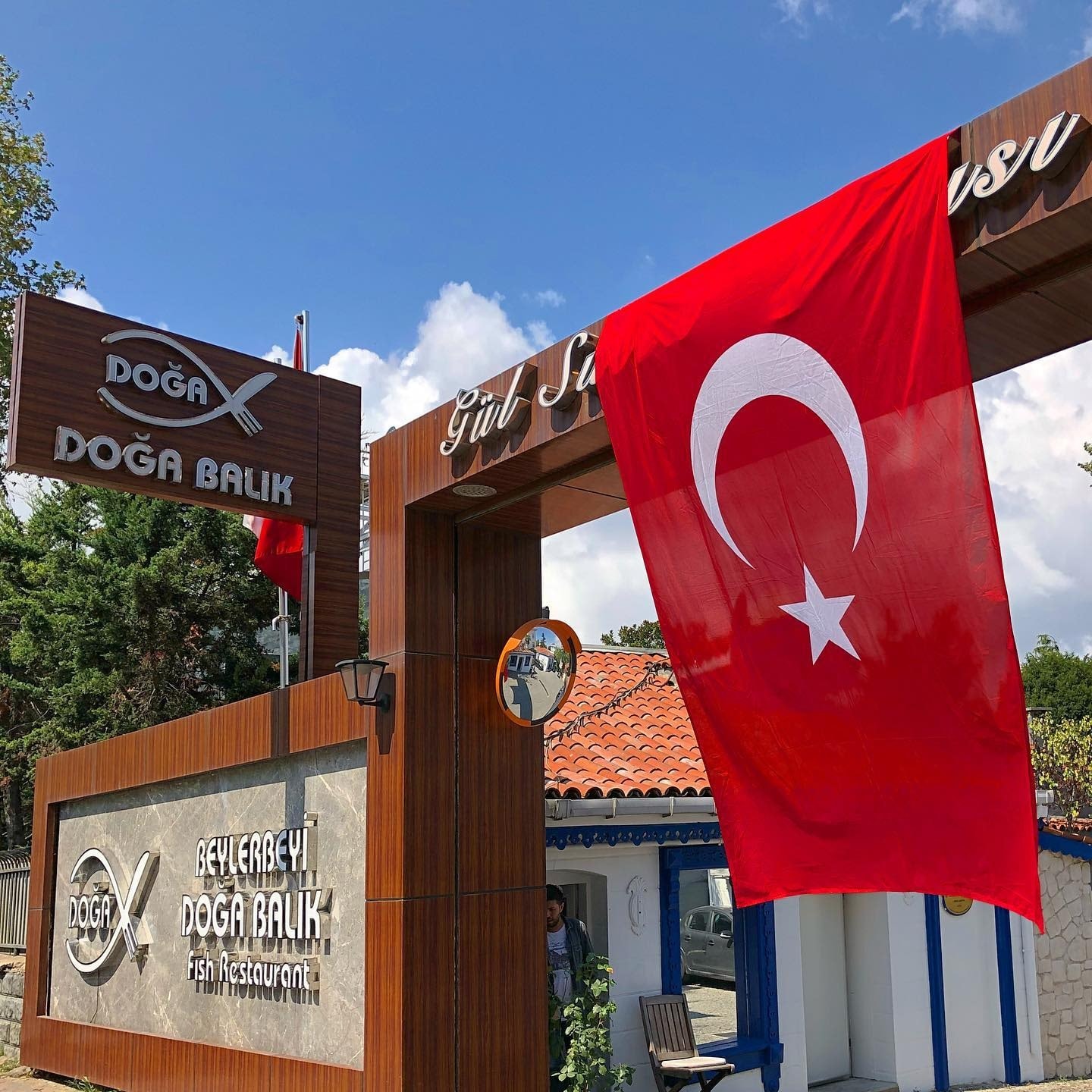 Beylerbeyi Doğa Balık: tables prepared for service
