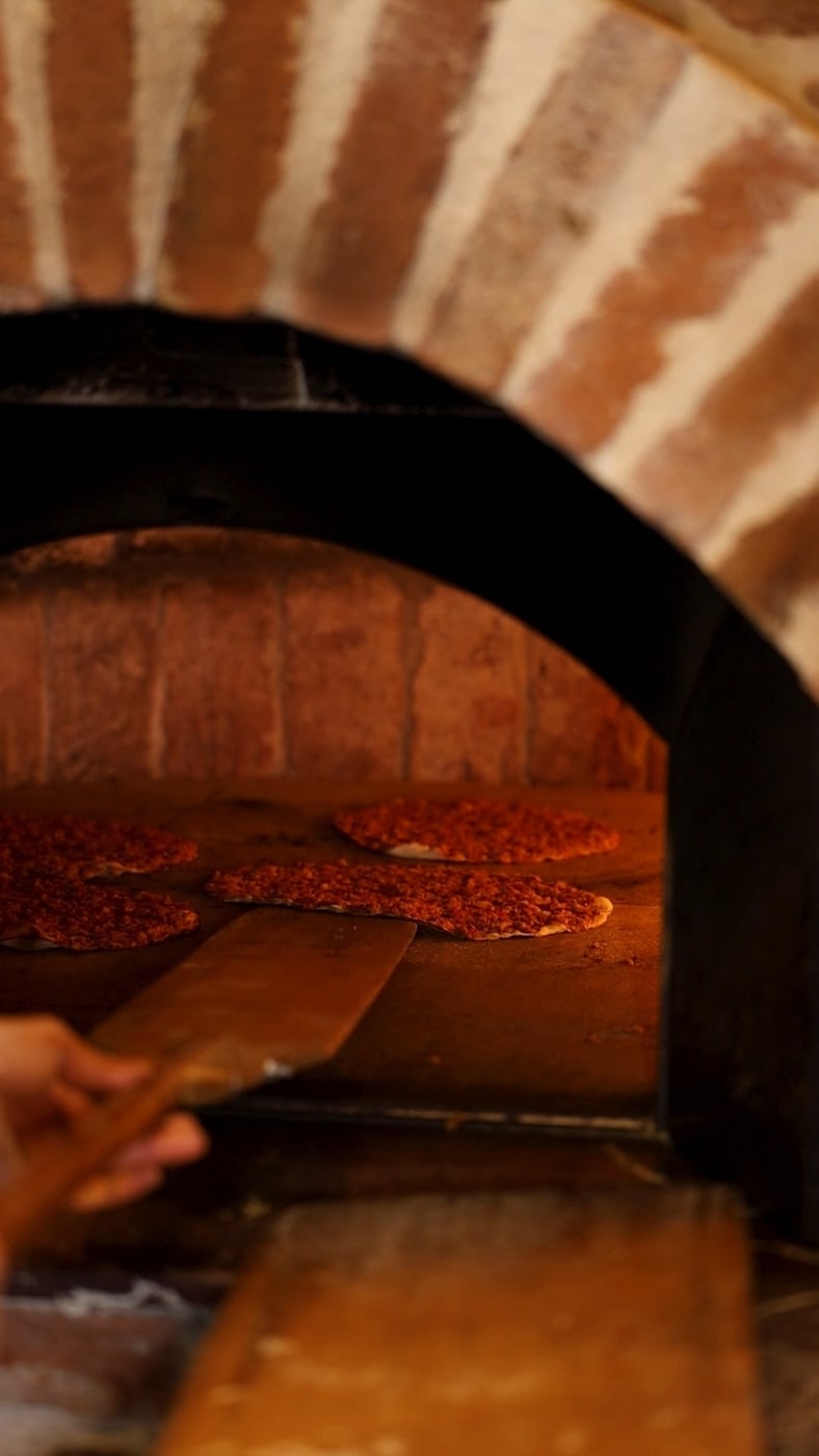 Çıra Ocakbaşı restoranının özenli iç mekânı ve atmosferi