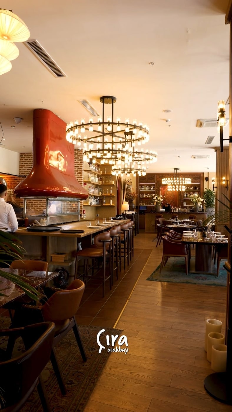 Çıra Ocakbaşı restoranının özenli iç mekânı ve atmosferi
