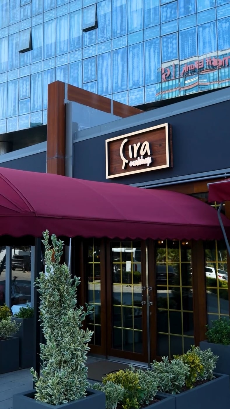 Çıra Ocakbaşı restoranının özenli iç mekânı ve atmosferi