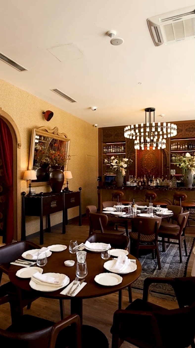 Çıra Ocakbaşı restoranının özenli iç mekânı ve atmosferi