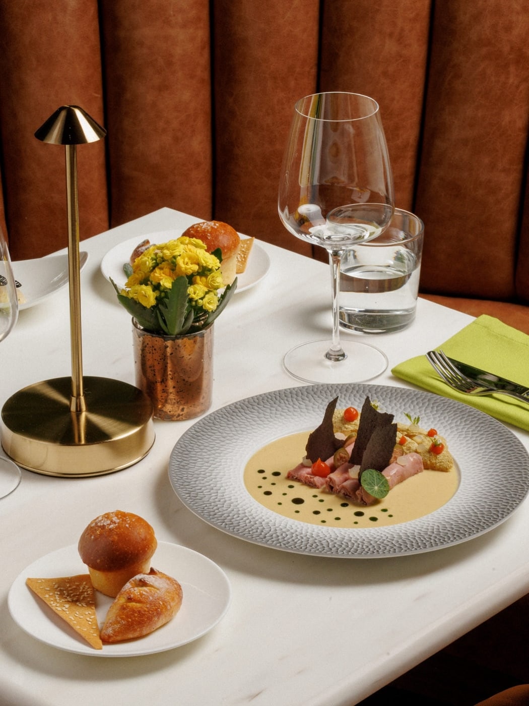 Corvino restoranının özenli iç mekânı ve atmosferi