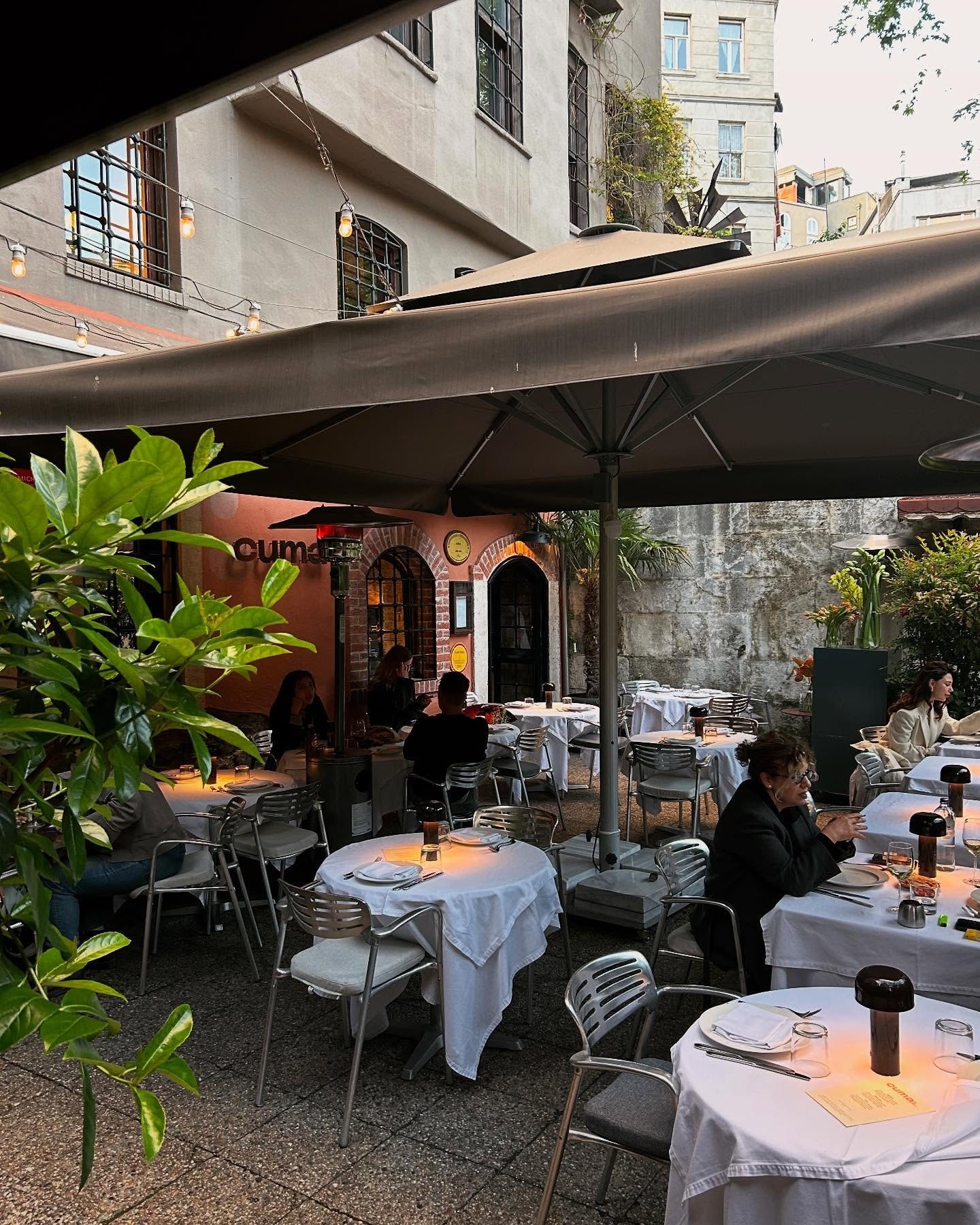 Cuma Çukurcuma: restoranın iç mekânı