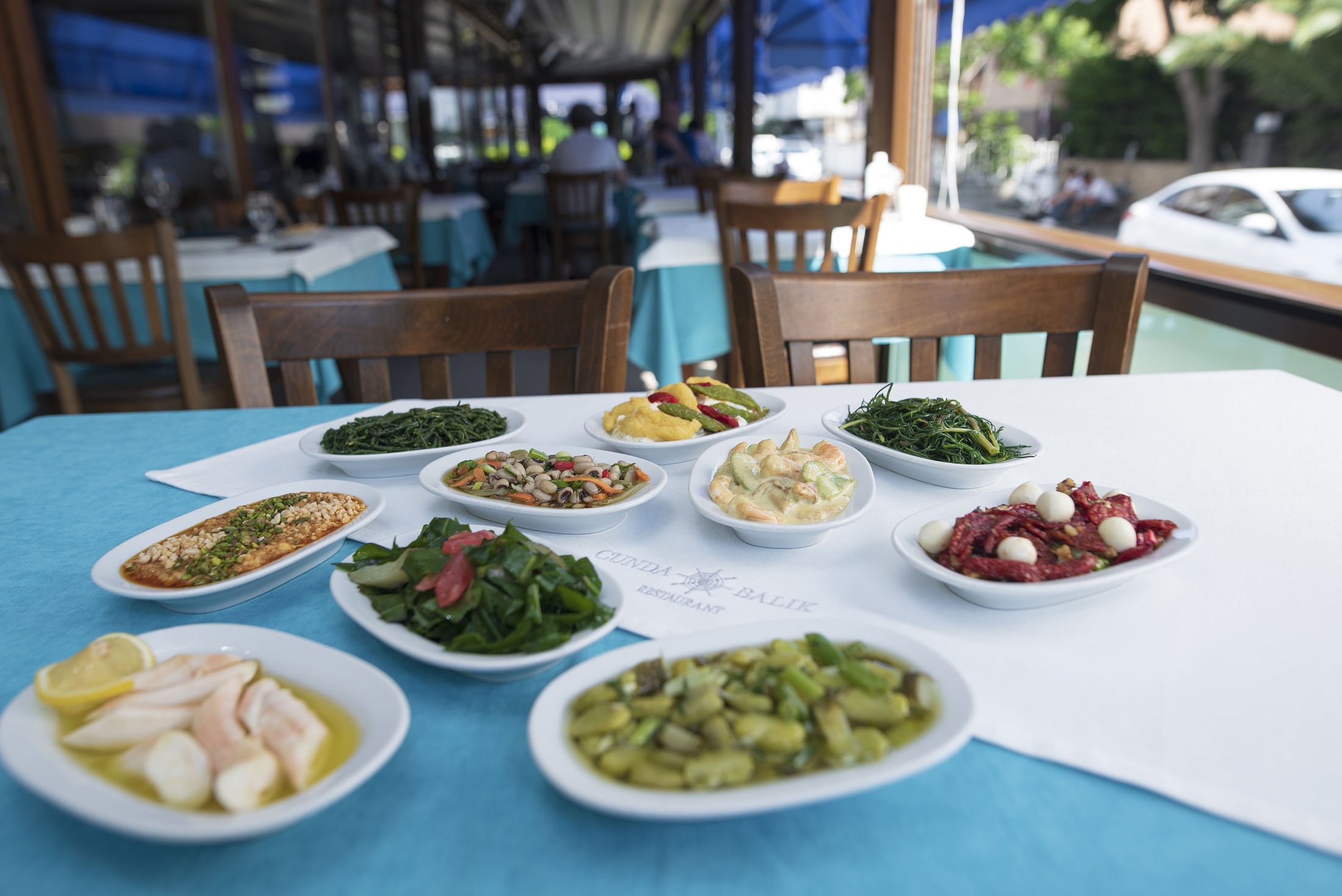 Cunda Balık restoranının mekânı ve atmosferi
