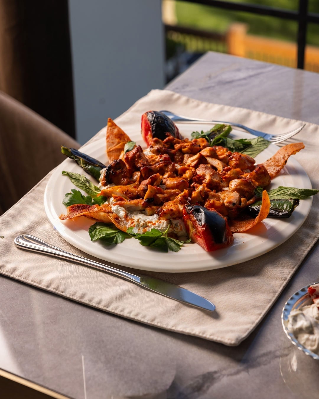 Develi Nişantaşı restoranında yemek ve atmosfer