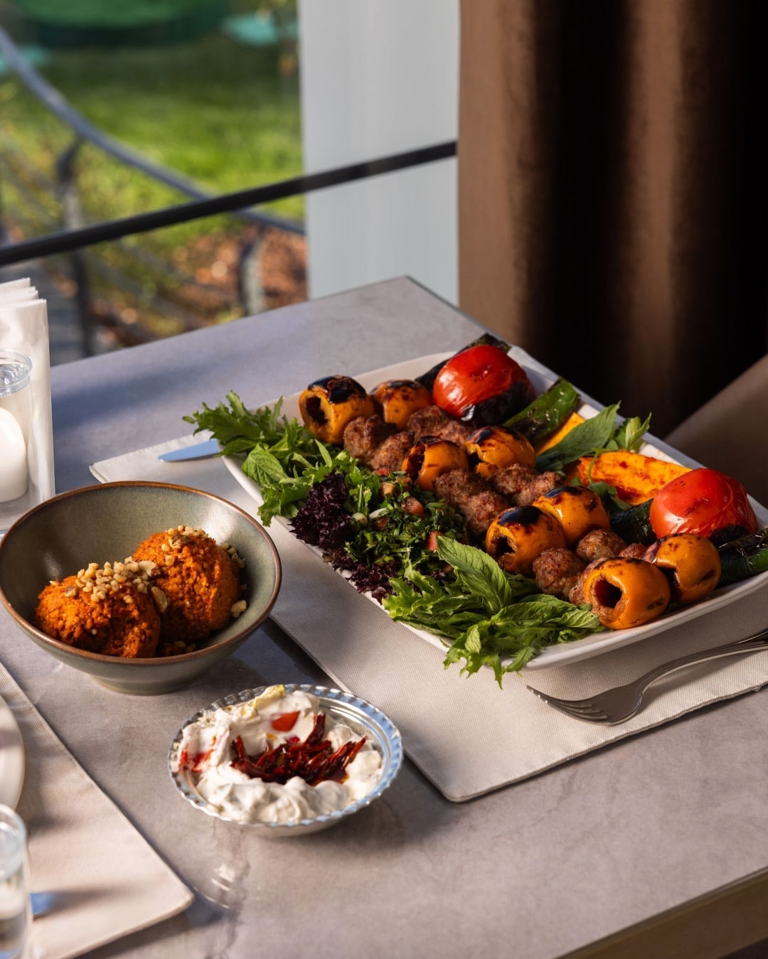 Develi Nişantaşı restoranında yemek ve atmosfer