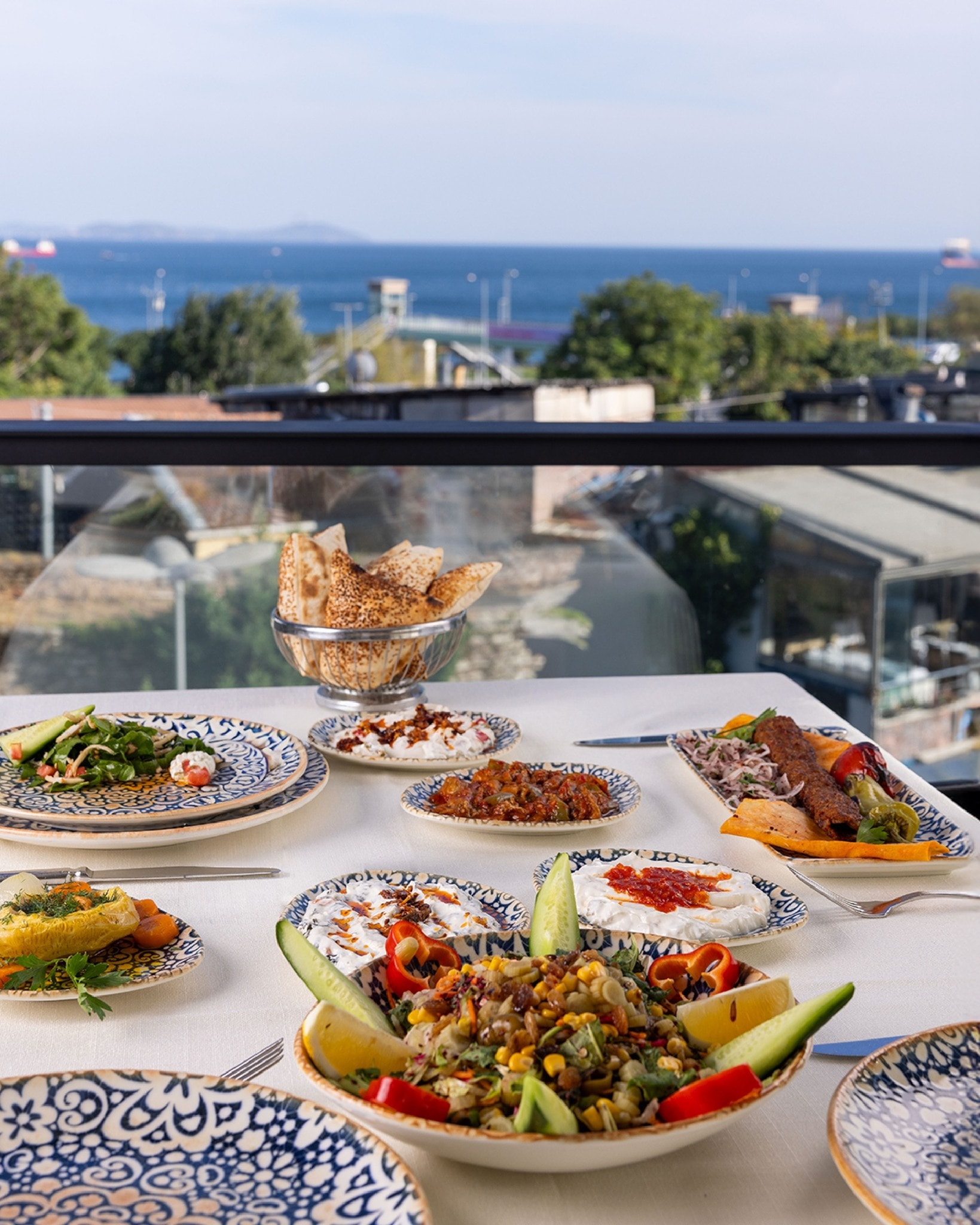 Tarihi Develi Samatya restoranının iç mekânı ve atmosferi