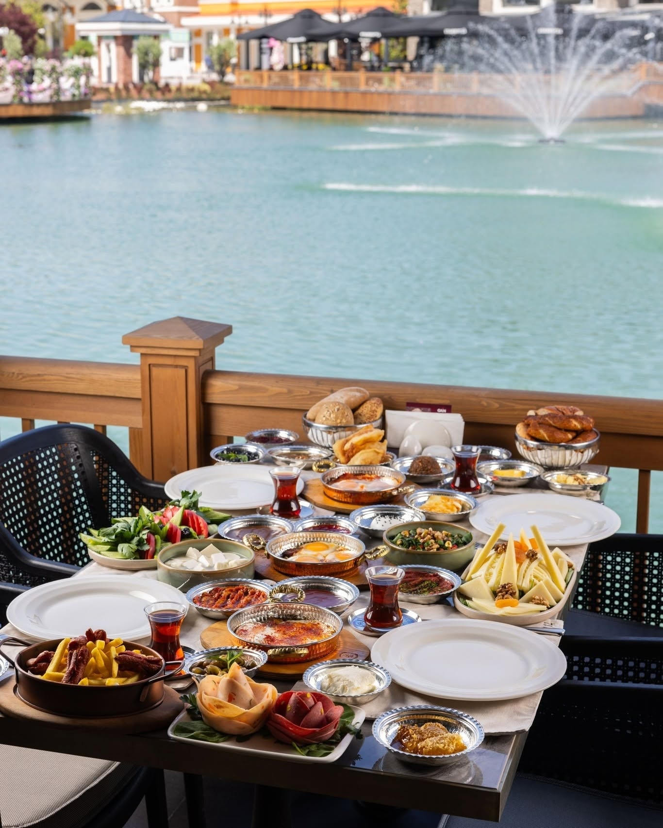 Tarihi Develi Samatya restoranının iç mekânı ve atmosferi
