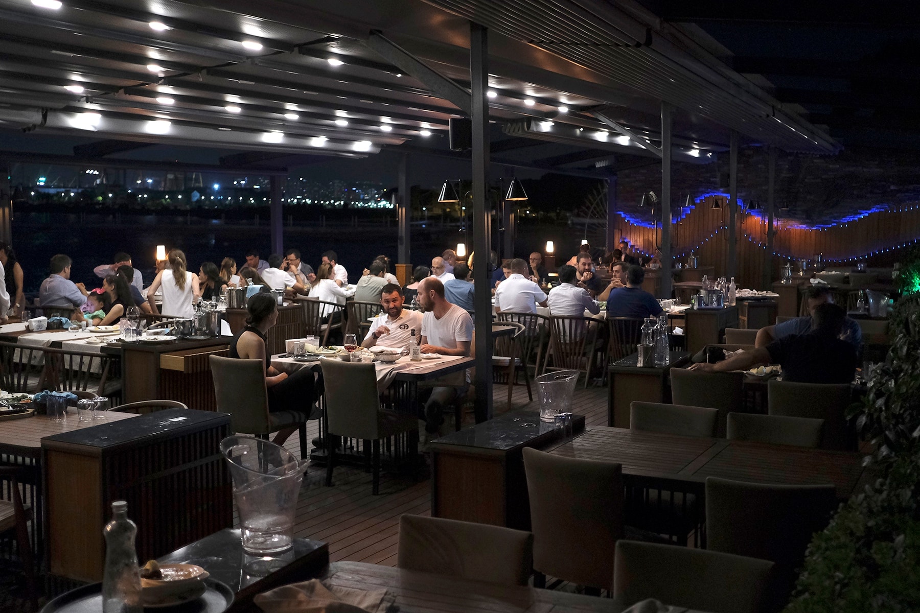 Dodo Marin: the dining area with a view
