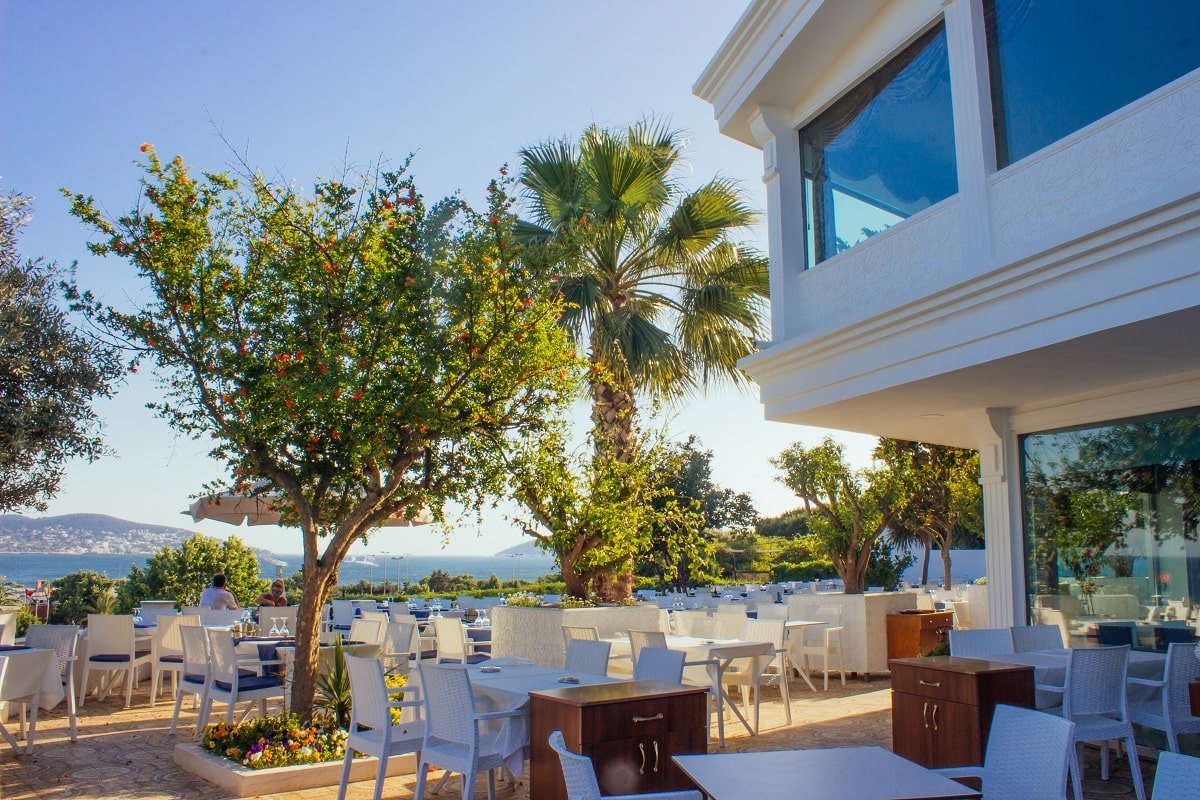 Dragos Balık: tables prepared for service