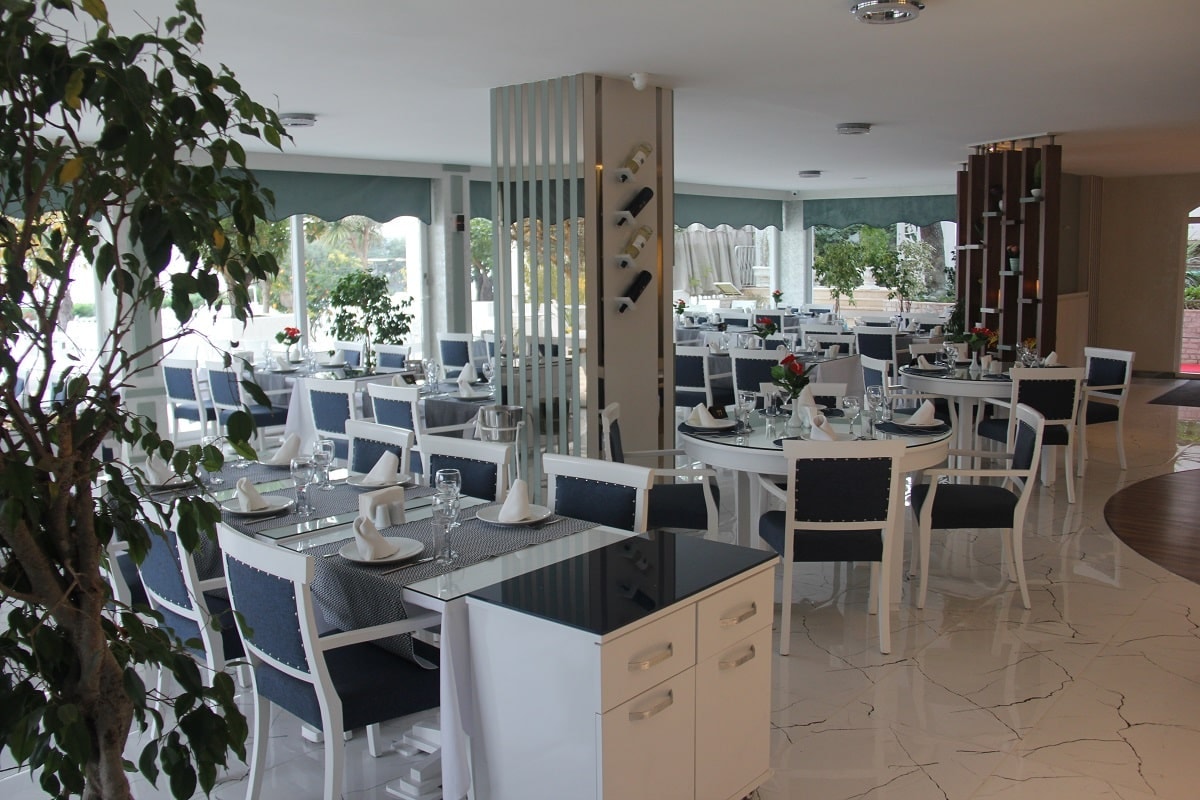 Dragos Balık: the dining room and table setting