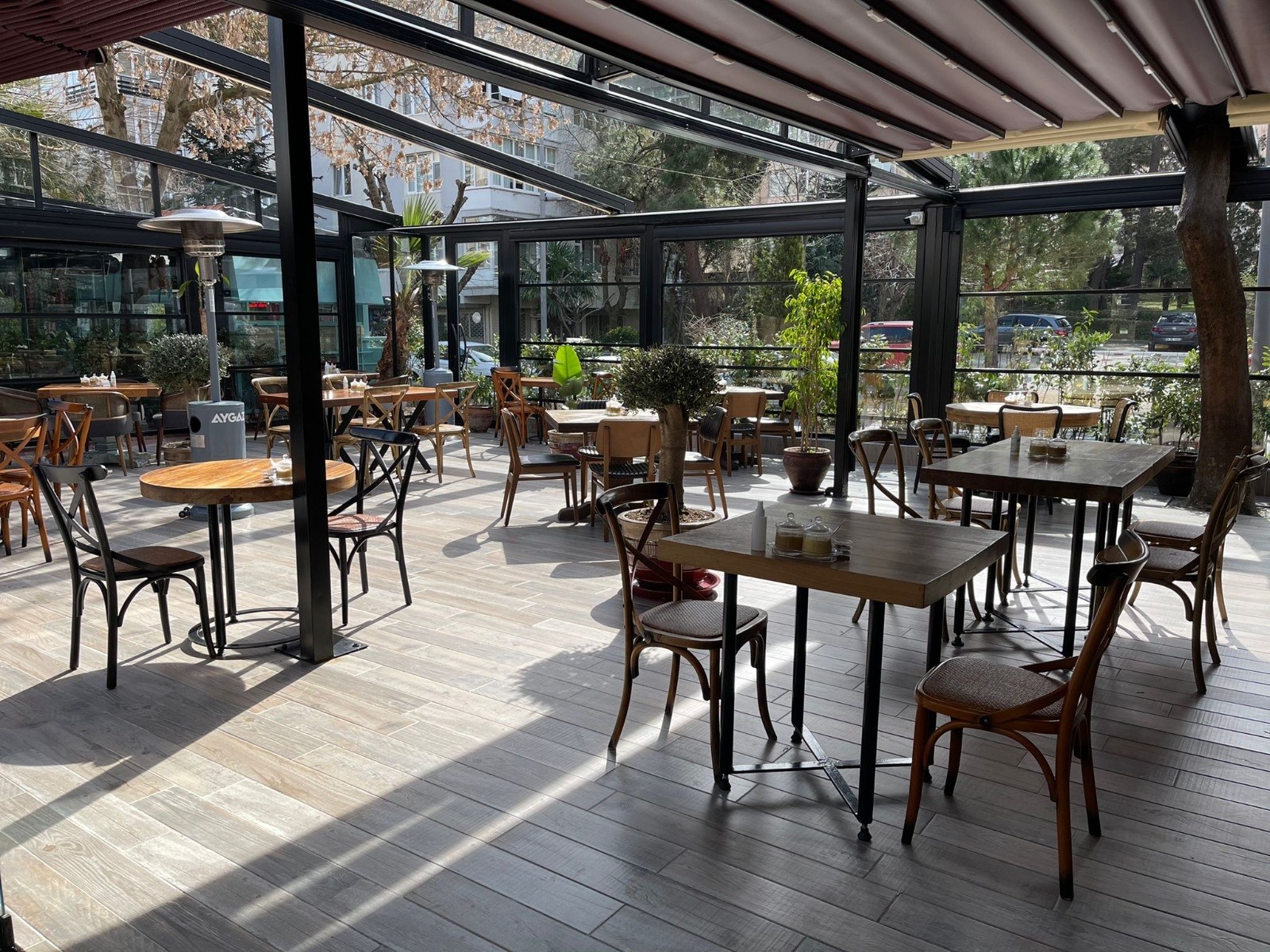 The dining atmosphere at Elbet Steakhouse Akasya