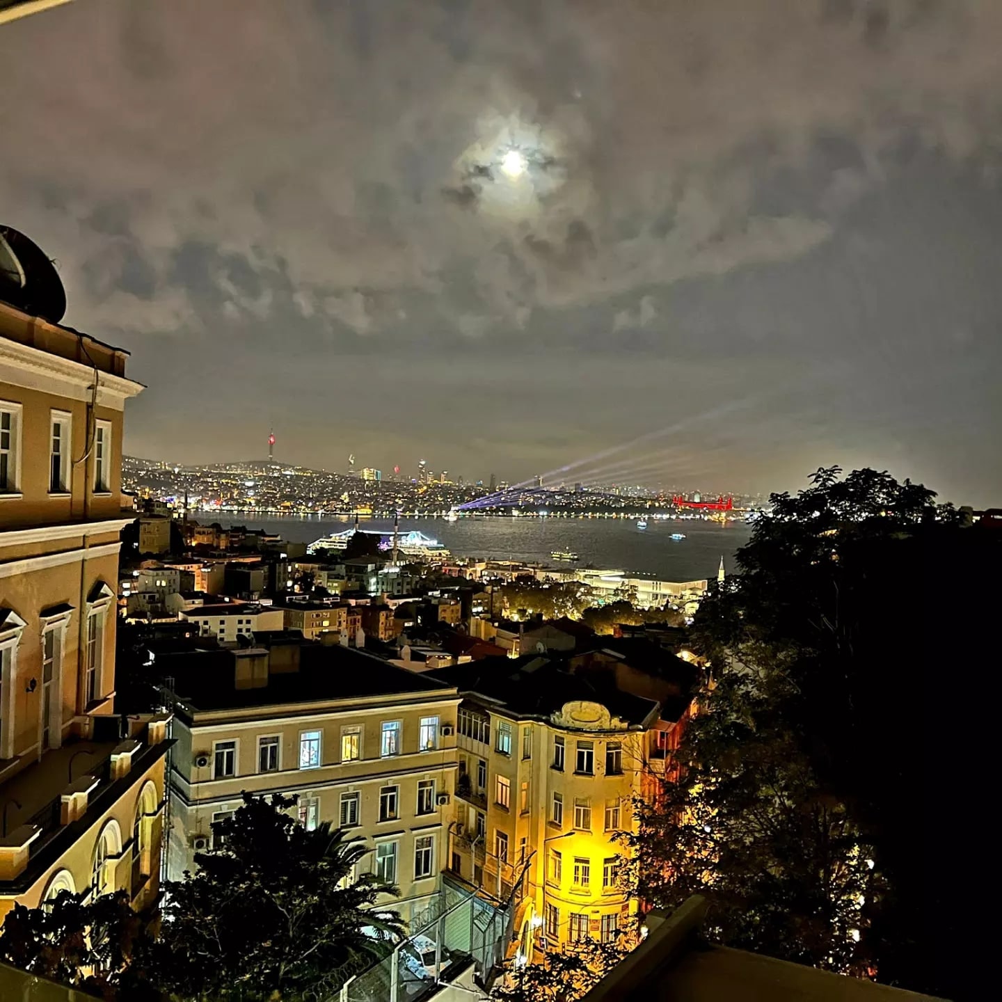 Eleos Beyoğlu: manzaralı masa alanı