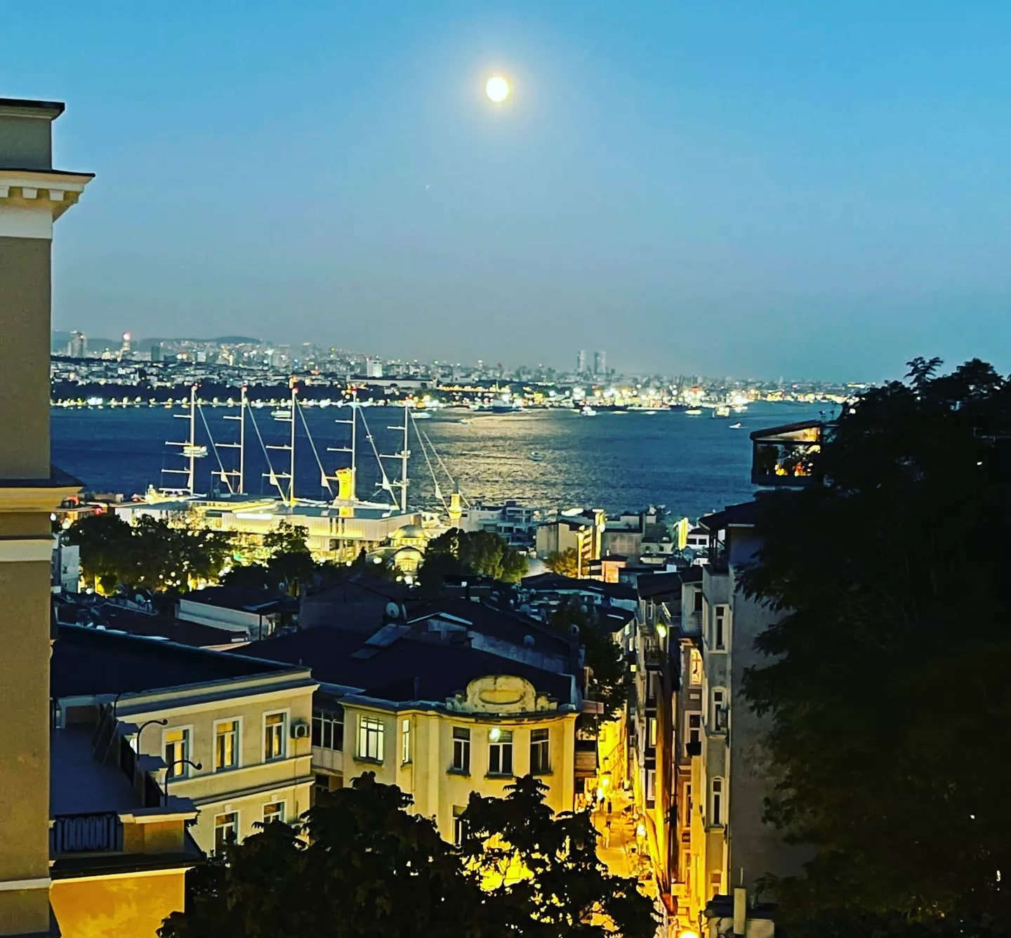 Eleos Beyoğlu: hazırlanmış servis masaları