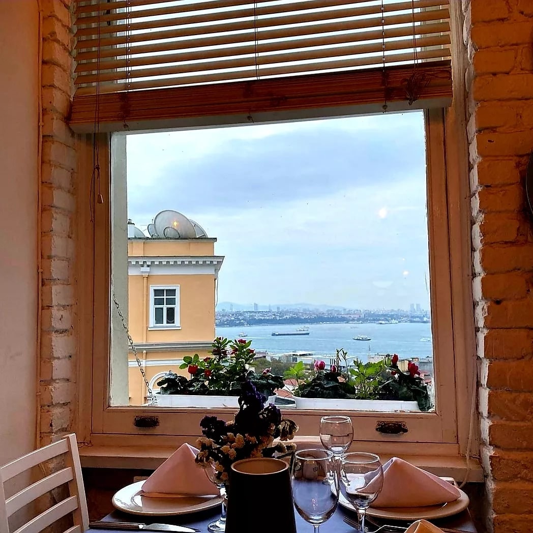 Eleos Beyoğlu: açık hava yemek alanı