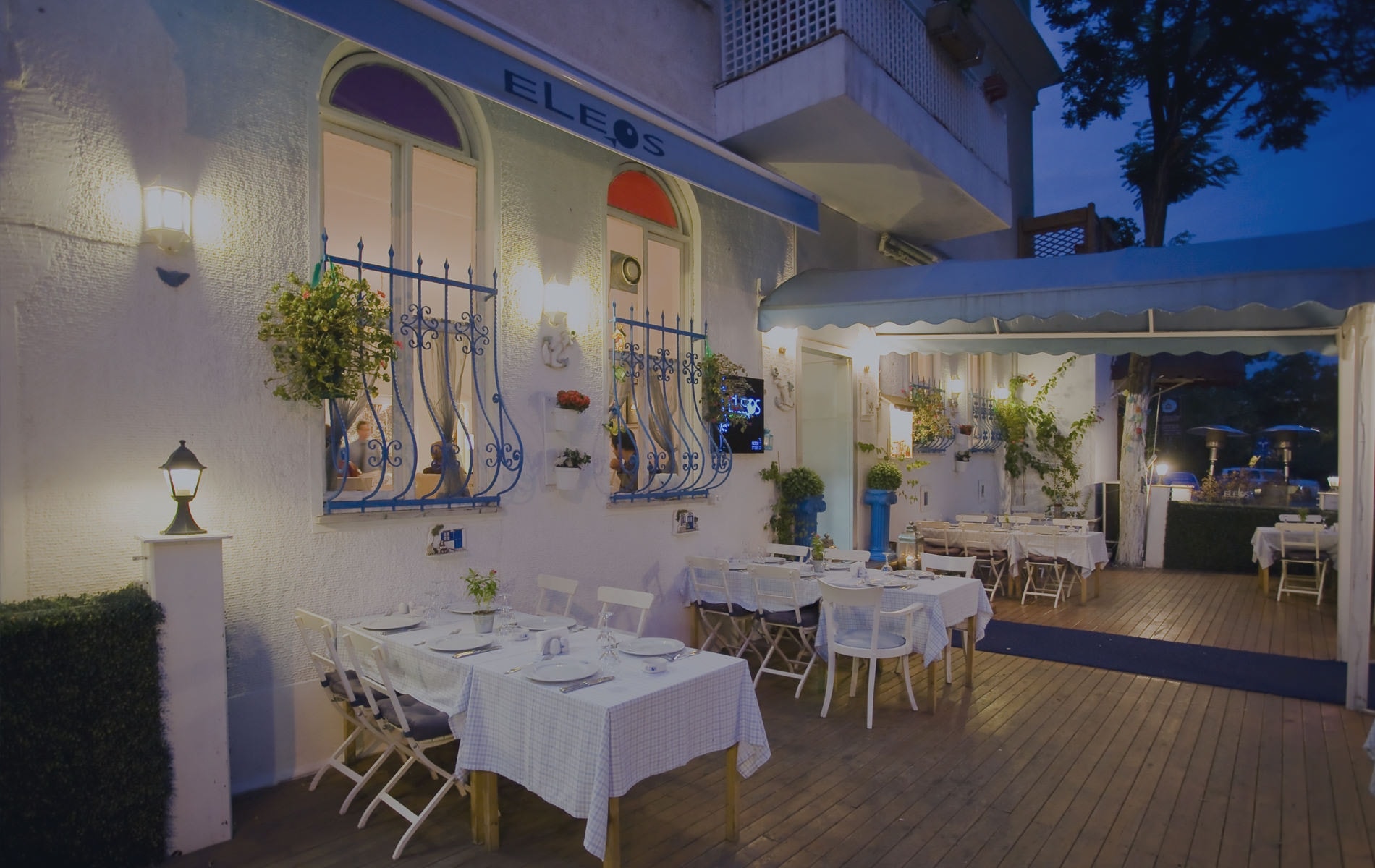 İstanbul batı yakasında Marmara Denizi kıyısında şık restoran
