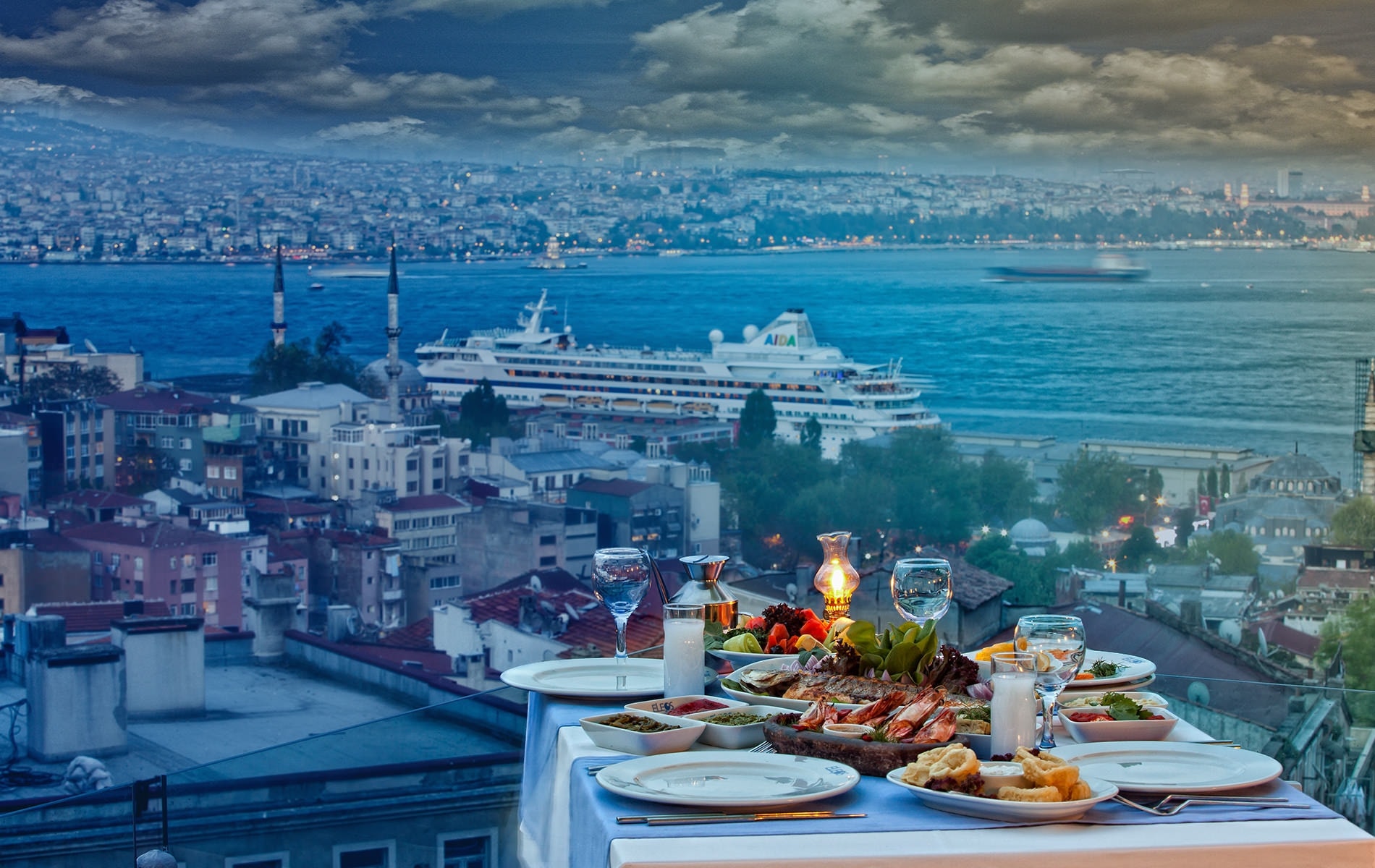 Interior and atmosphere at Eleos Yeşilköy