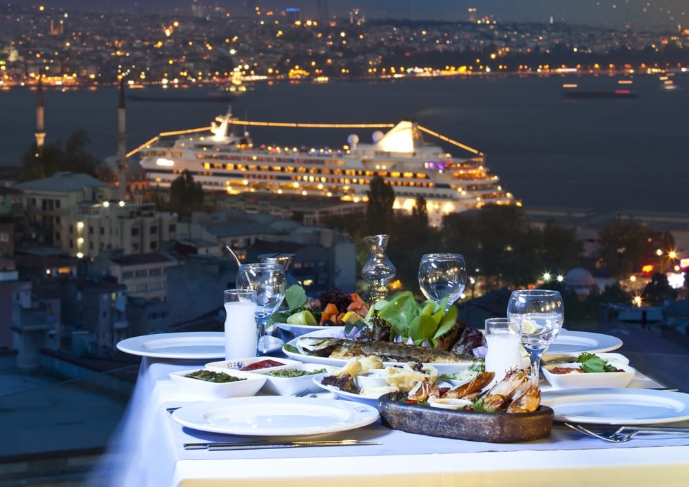 Interior and atmosphere at Eleos Yeşilköy