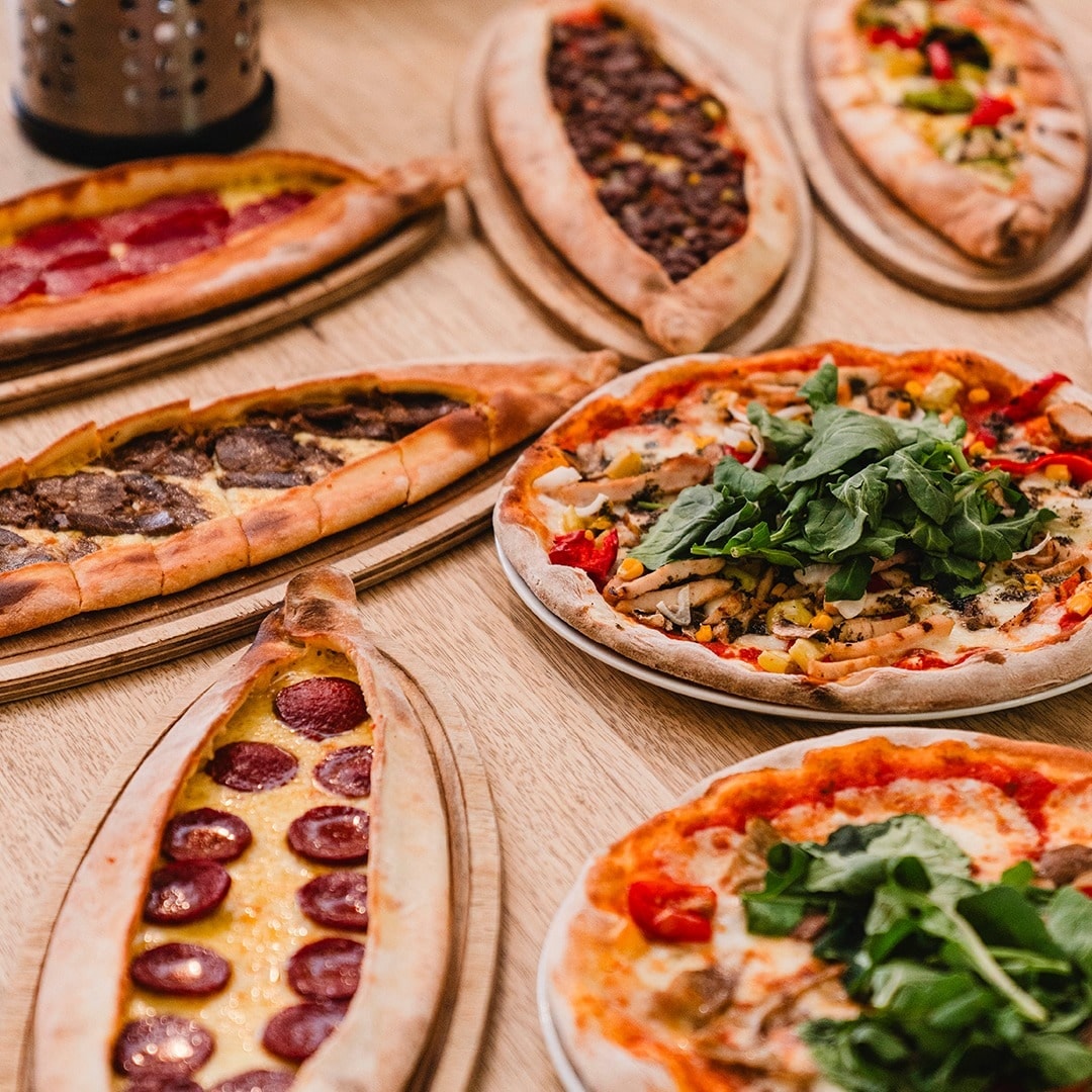 Hot pide service at Forno Balat