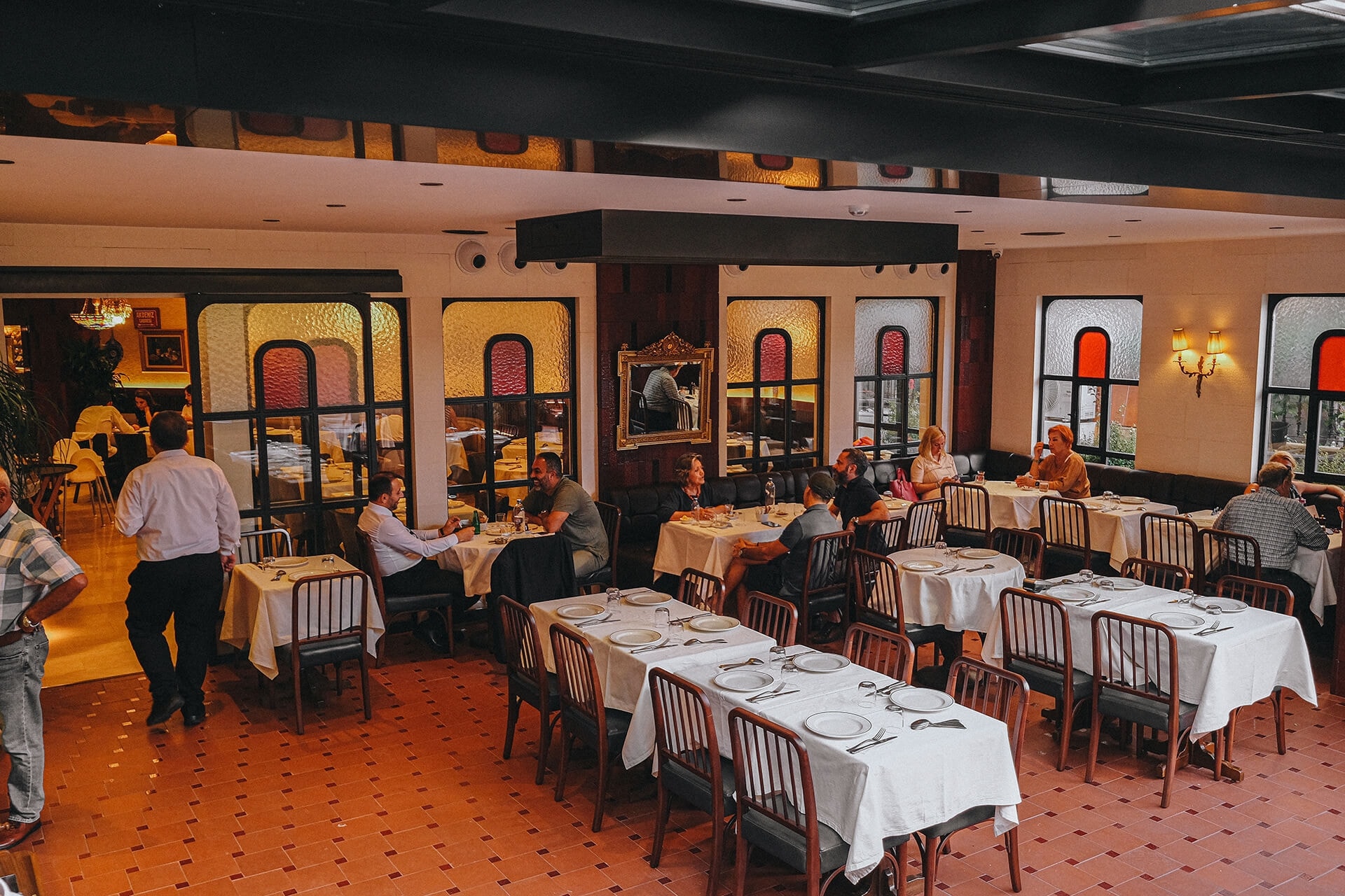 The Hunkar Nisantasi dining room during service