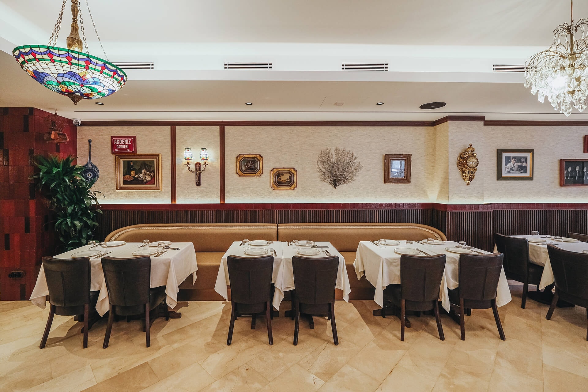 The wall-art dining area at Hunkar Nisantasi