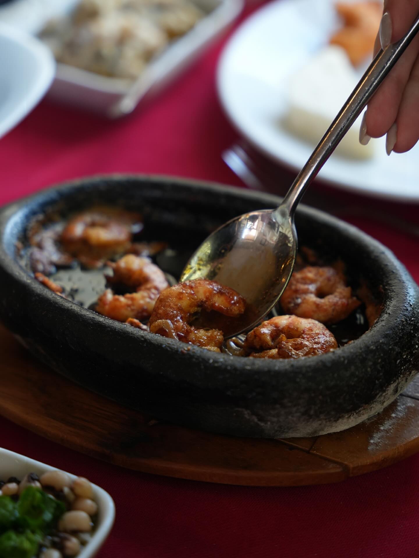 The dining atmosphere at İnciraltı Meyhanesi