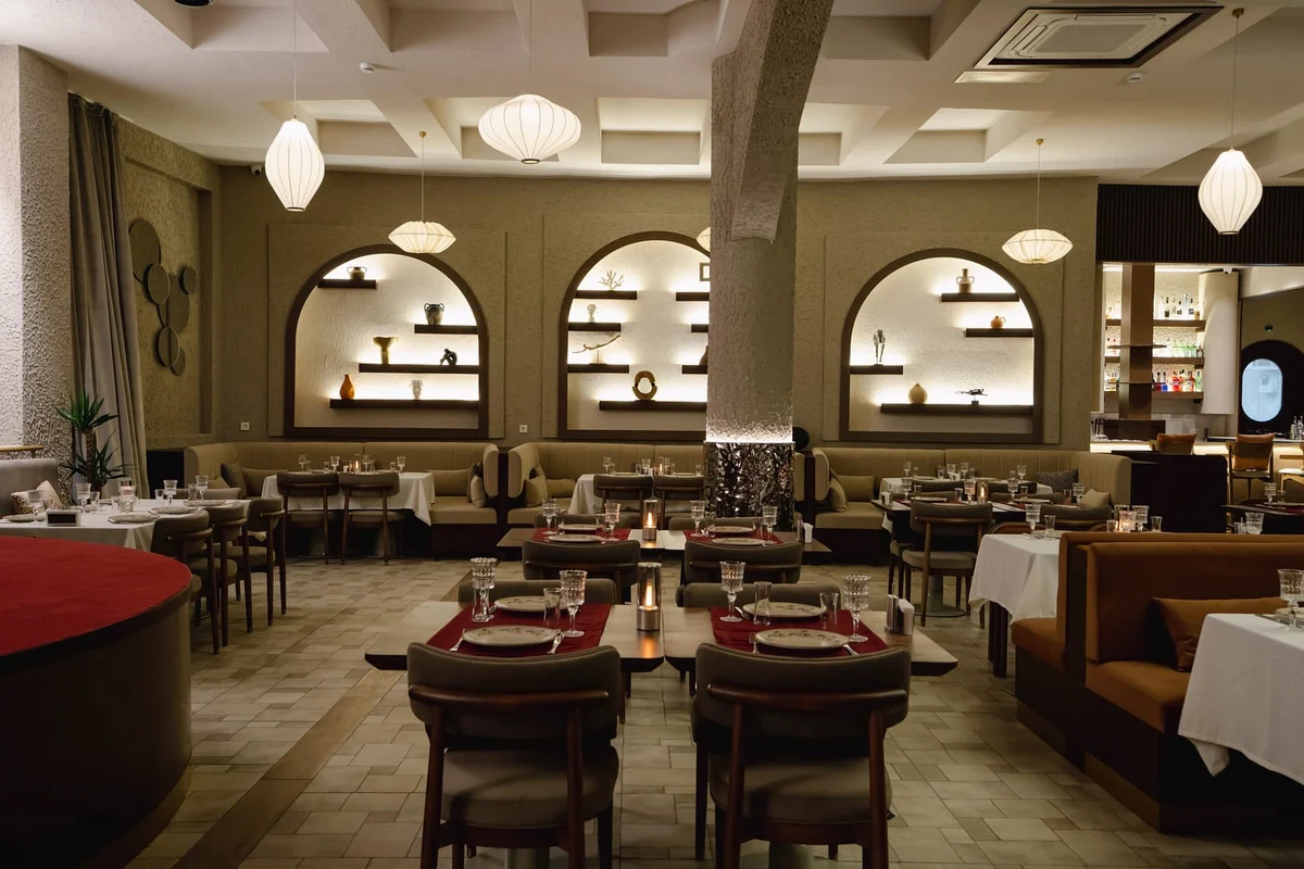 Kabine İstanbul'un akşam servisine hazırlanmış yemek salonu