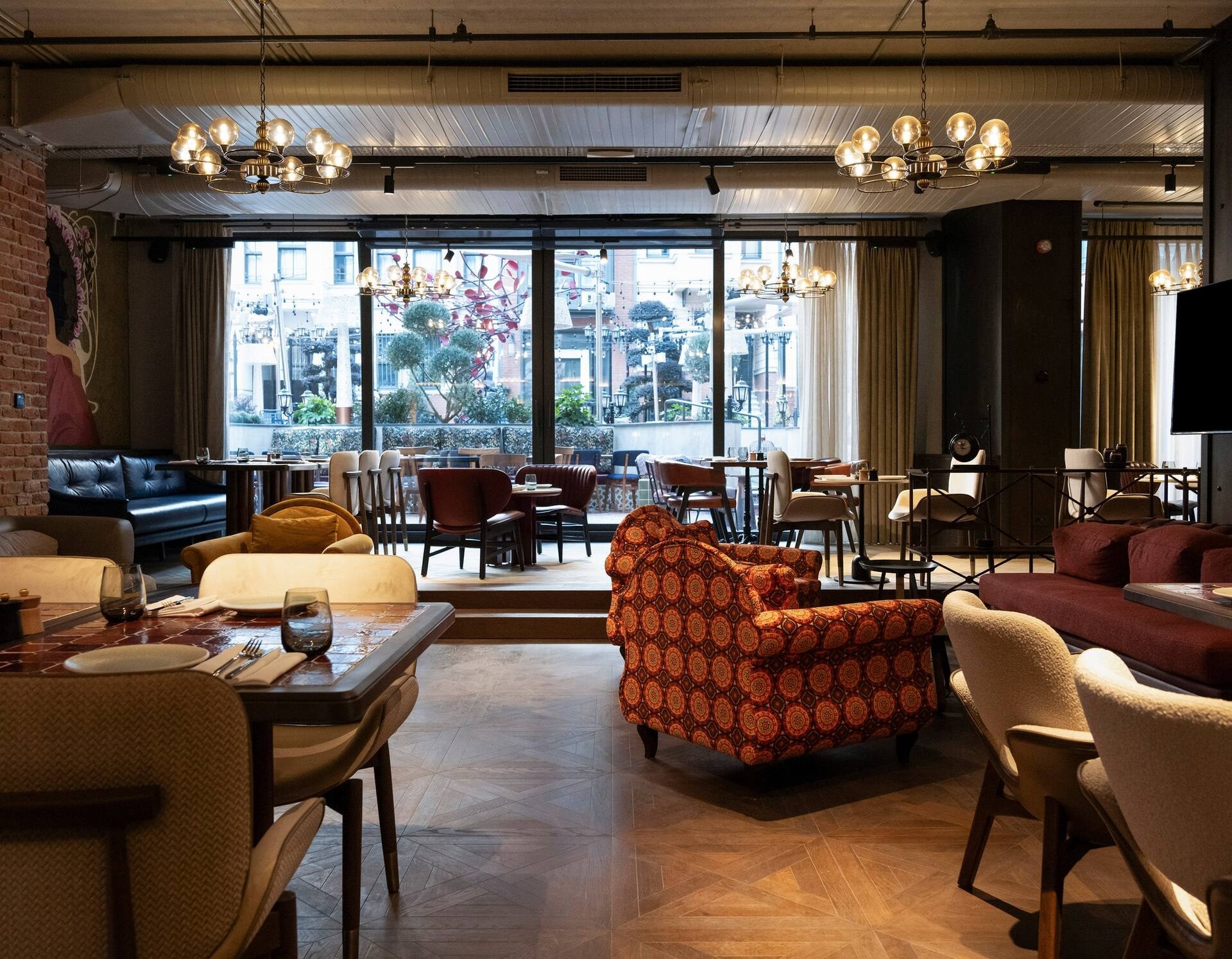 Restaurant atmosphere at Karas Wine Bar & Bites