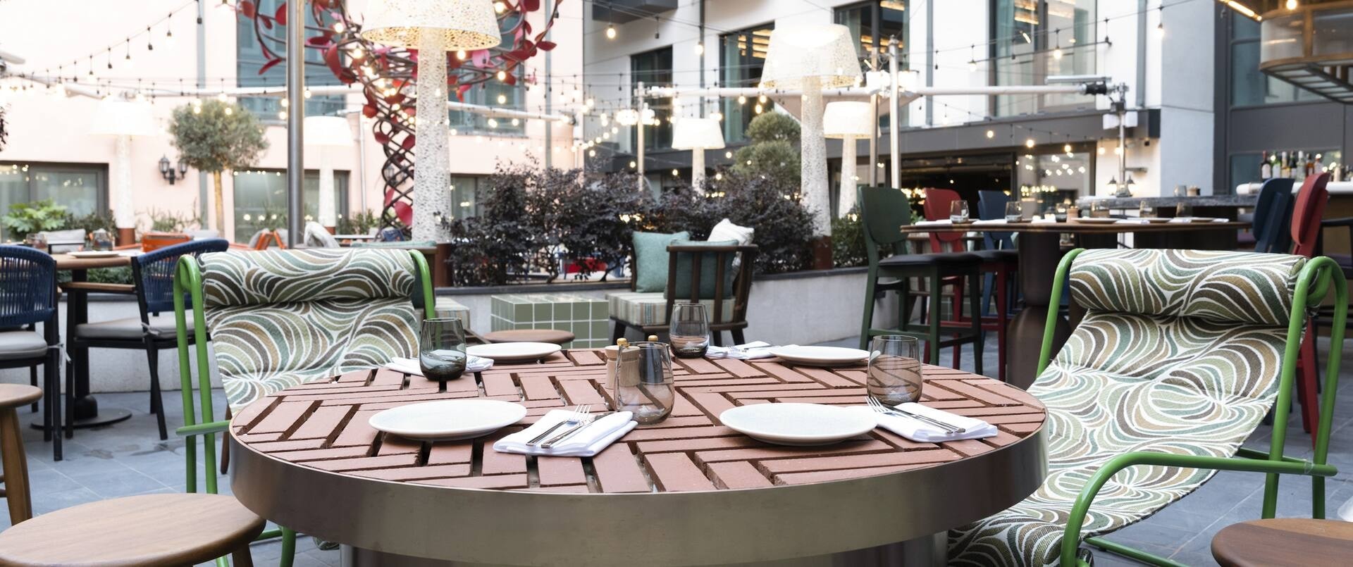 Restaurant atmosphere at Karas Wine Bar & Bites
