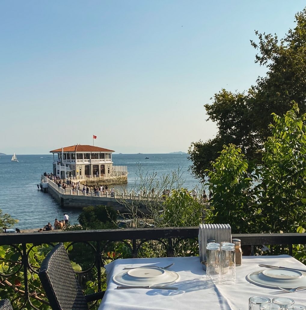 Koço Restaurant'ın sahil atmosferi