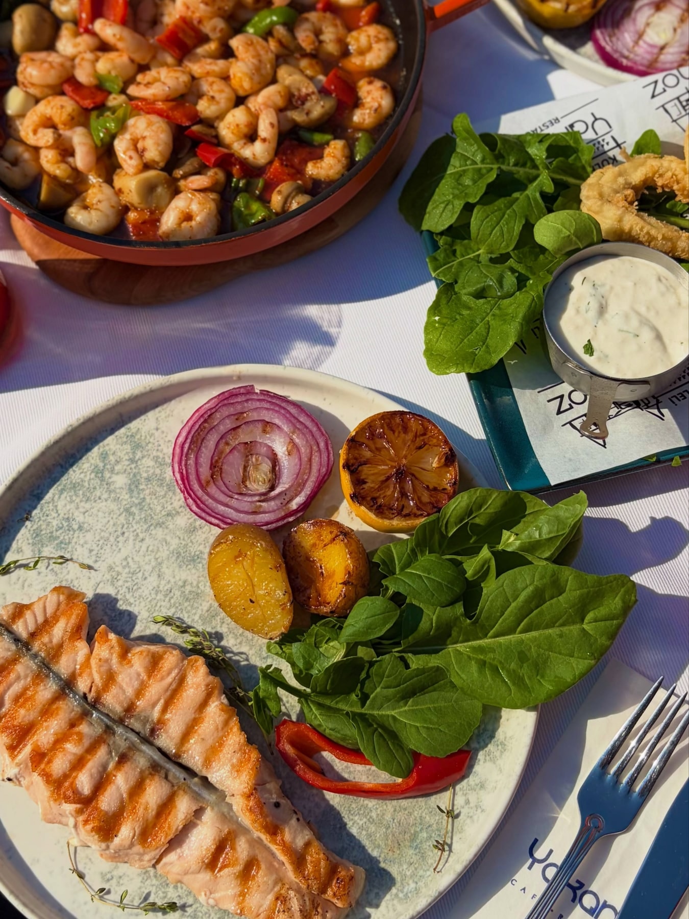 Anadolu Yakası'nda Boğaz kıyısına kurulmuş restoran masası