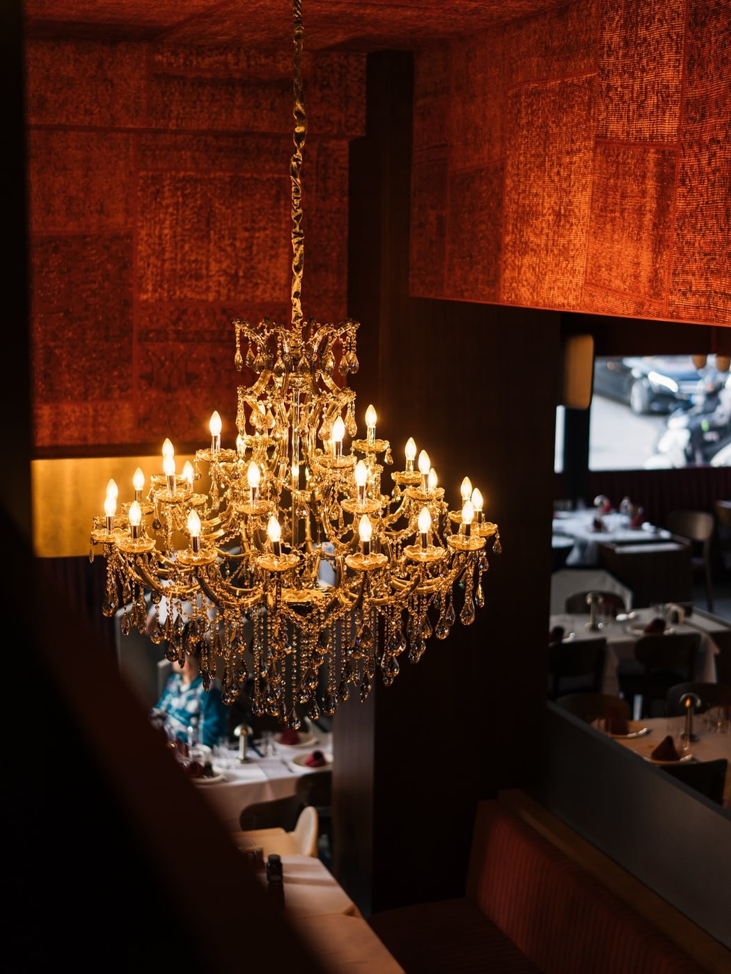 Külhan restoranının özenli iç mekânı ve atmosferi