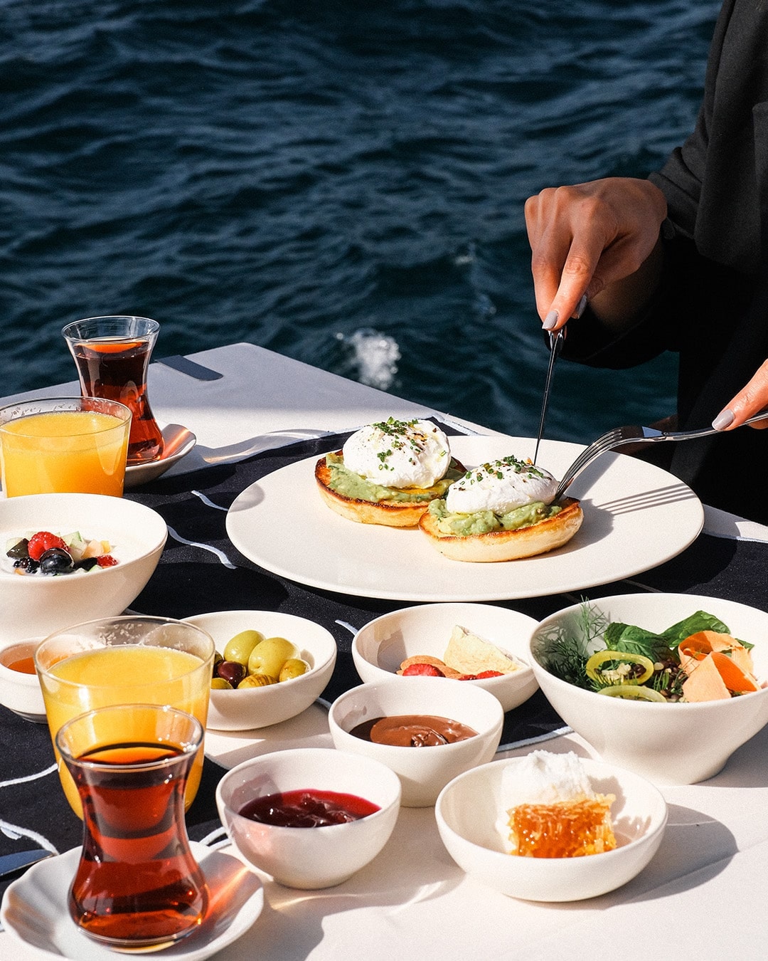 Lacivert: a traditional dish presentation
